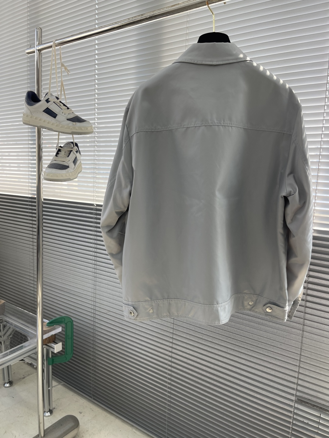 -PRAD 2025秋冬新款翻领夹克外套 面料舒适柔软 经典的品牌logo装饰设计理念完美 符有独特的魅