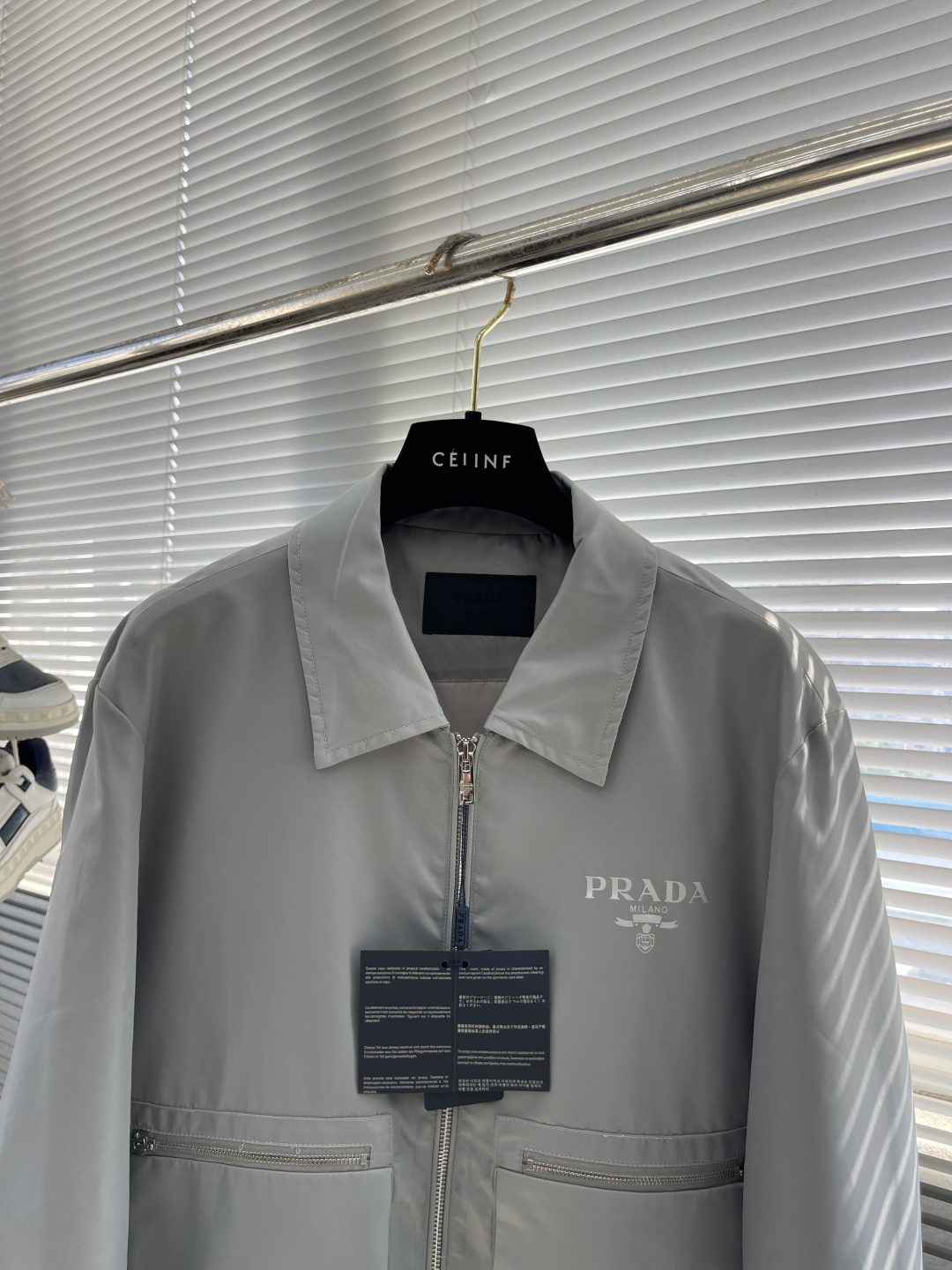 -PRAD 2025秋冬新款翻领夹克外套 面料舒适柔软 经典的品牌logo装饰设计理念完美 符有独特的魅