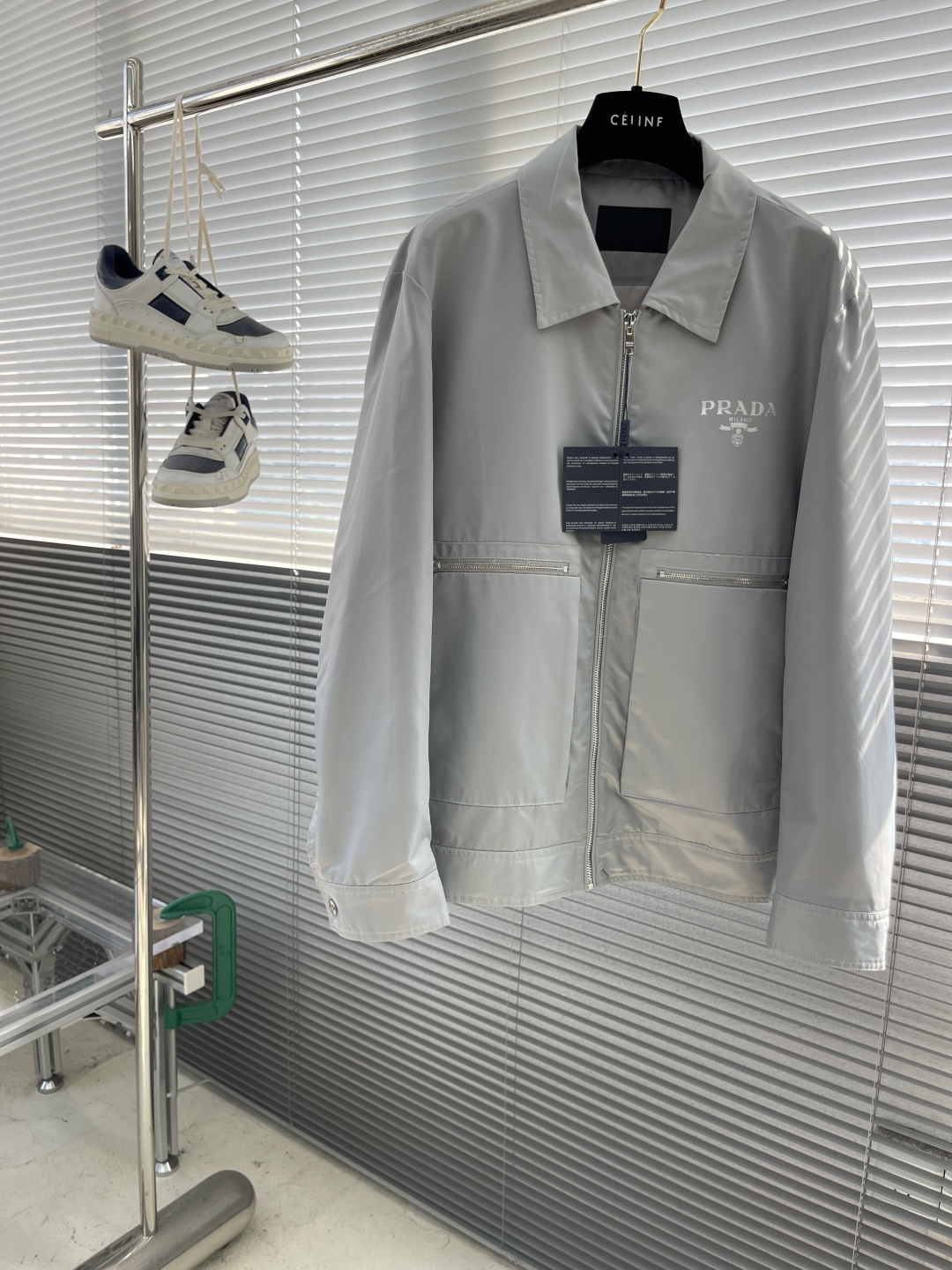 -PRAD 2025秋冬新款翻领夹克外套 面料舒适柔软 经典的品牌logo装饰设计理念完美 符有独特的魅