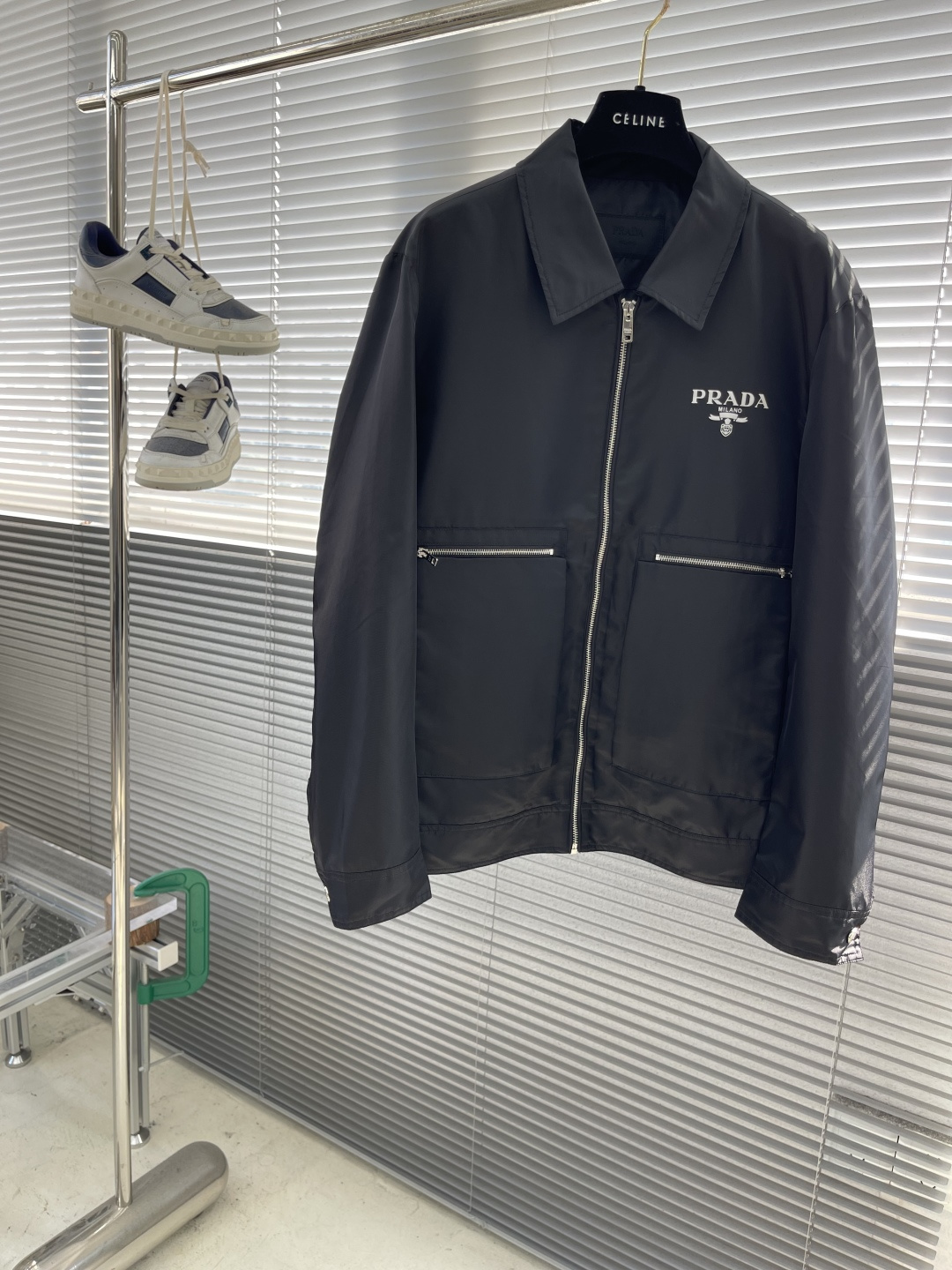 -PRAD 2025秋冬新款翻领夹克外套 面料舒适柔软 经典的品牌logo装饰设计理念完美 符有独特的魅