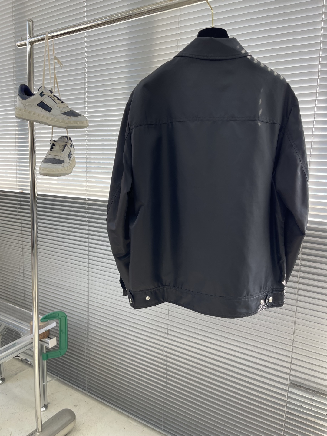 -PRAD 2025秋冬新款翻领夹克外套 面料舒适柔软 经典的品牌logo装饰设计理念完美 符有独特的魅