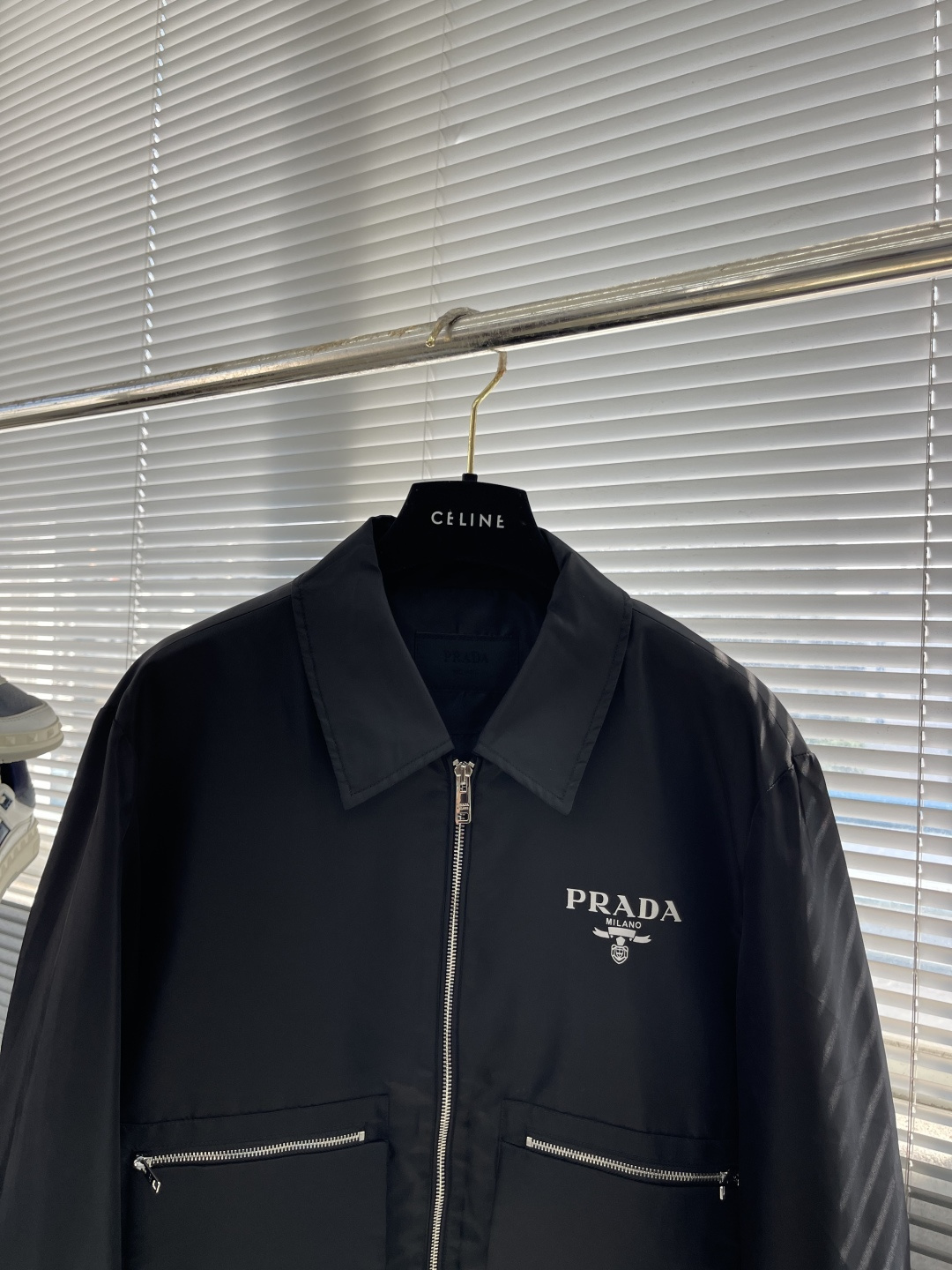 -PRAD 2025秋冬新款翻领夹克外套 面料舒适柔软 经典的品牌logo装饰设计理念完美 符有独特的魅