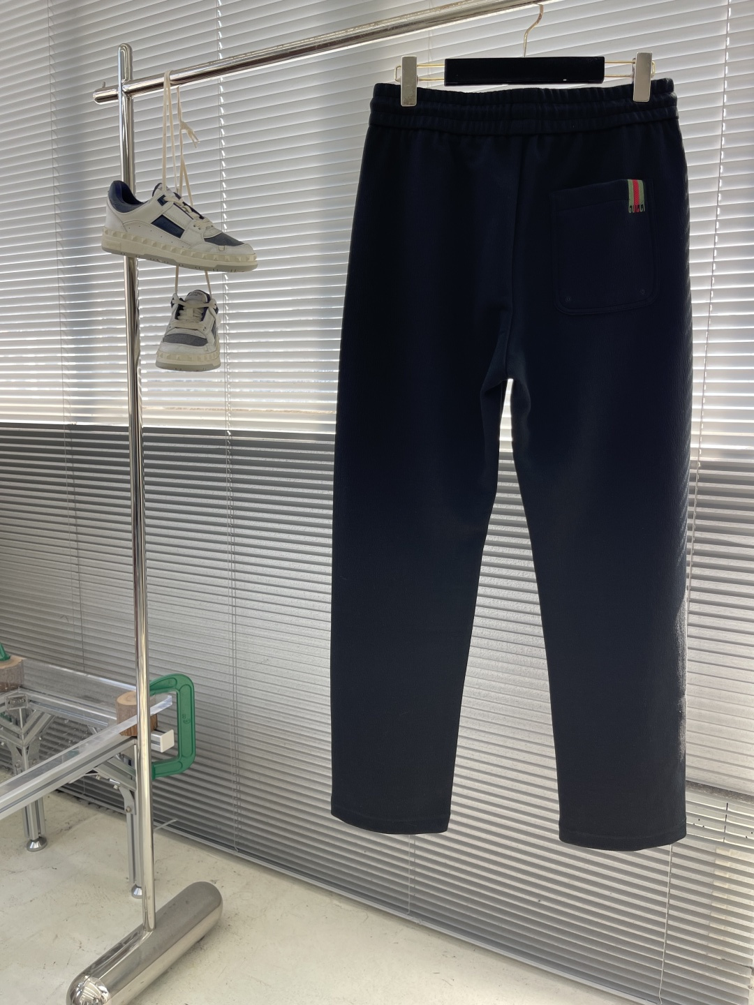 -GUCC 25fw新款休闲运动裤客供进口面料，高支数，立挺有型，抗皱不沾灰，上身显高显瘦；口袋处经典立