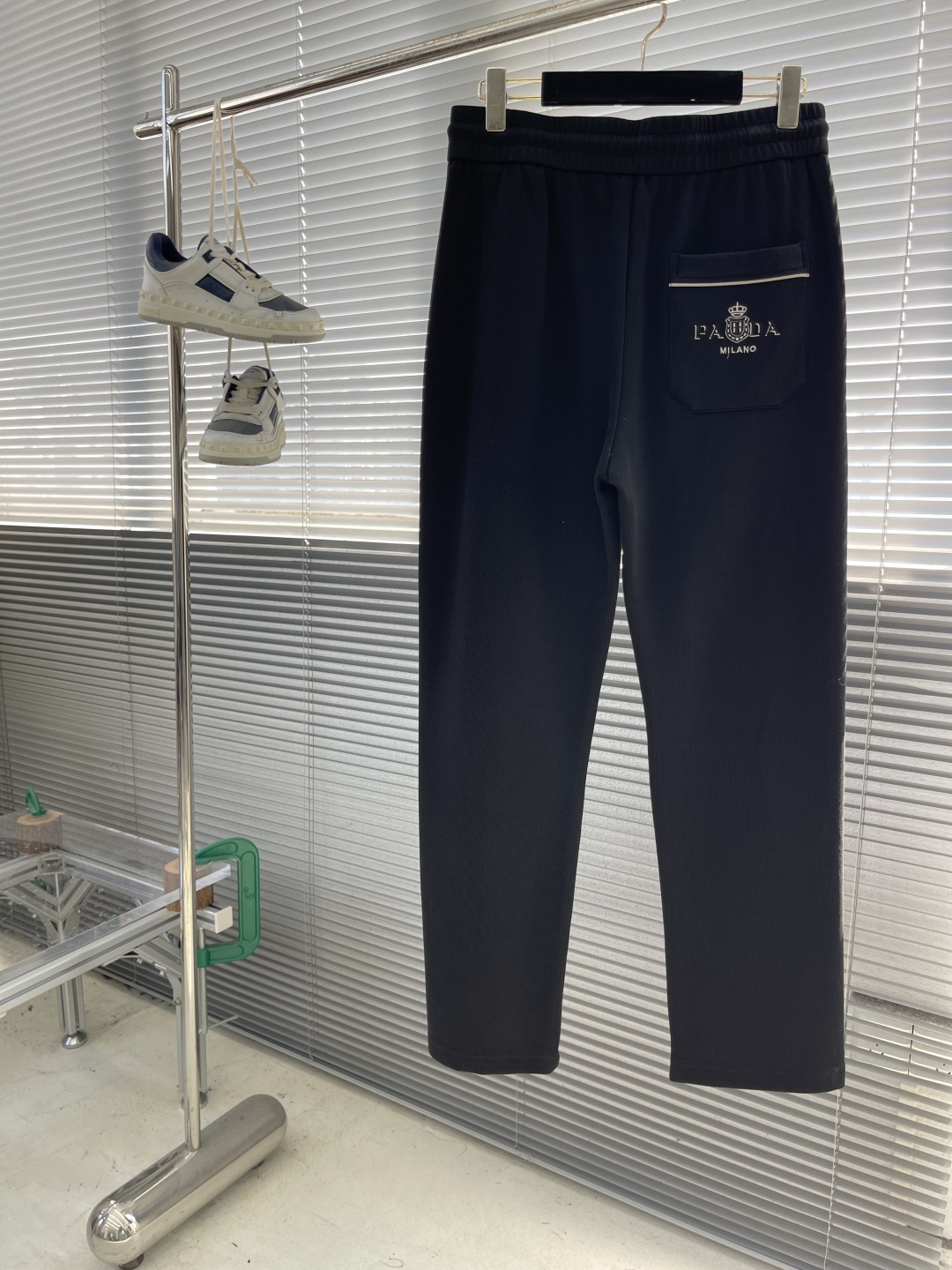 -PRAD 25fwP家运动风休闲卫裤 贸易公司渠道订单，极简主义的构造，又是一款王牌级别的裤装单品！此