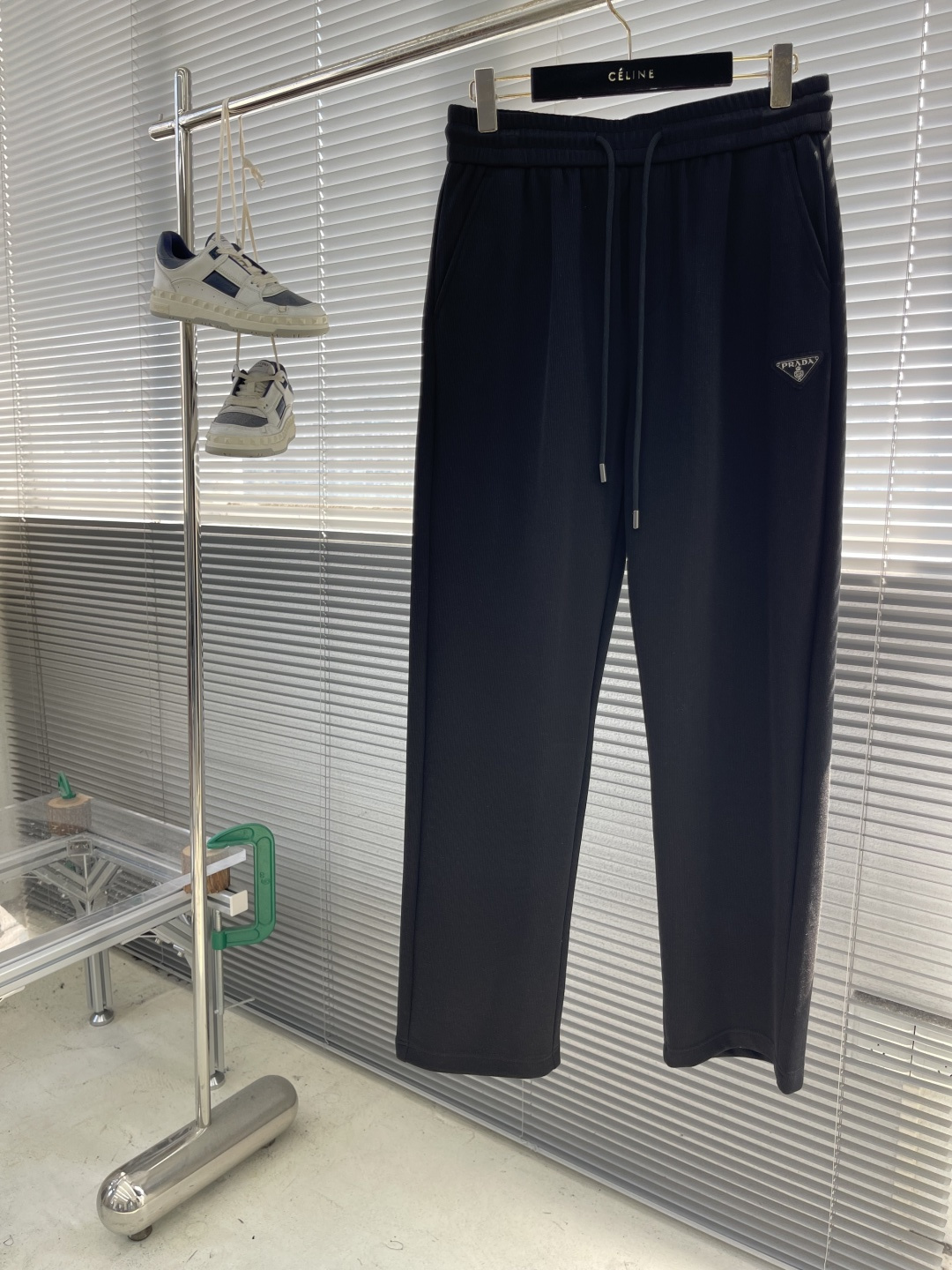 -PRAD 25fwP家运动风休闲卫裤 贸易公司渠道订单，极简主义的构造，又是一款王牌级别的裤装单品！此