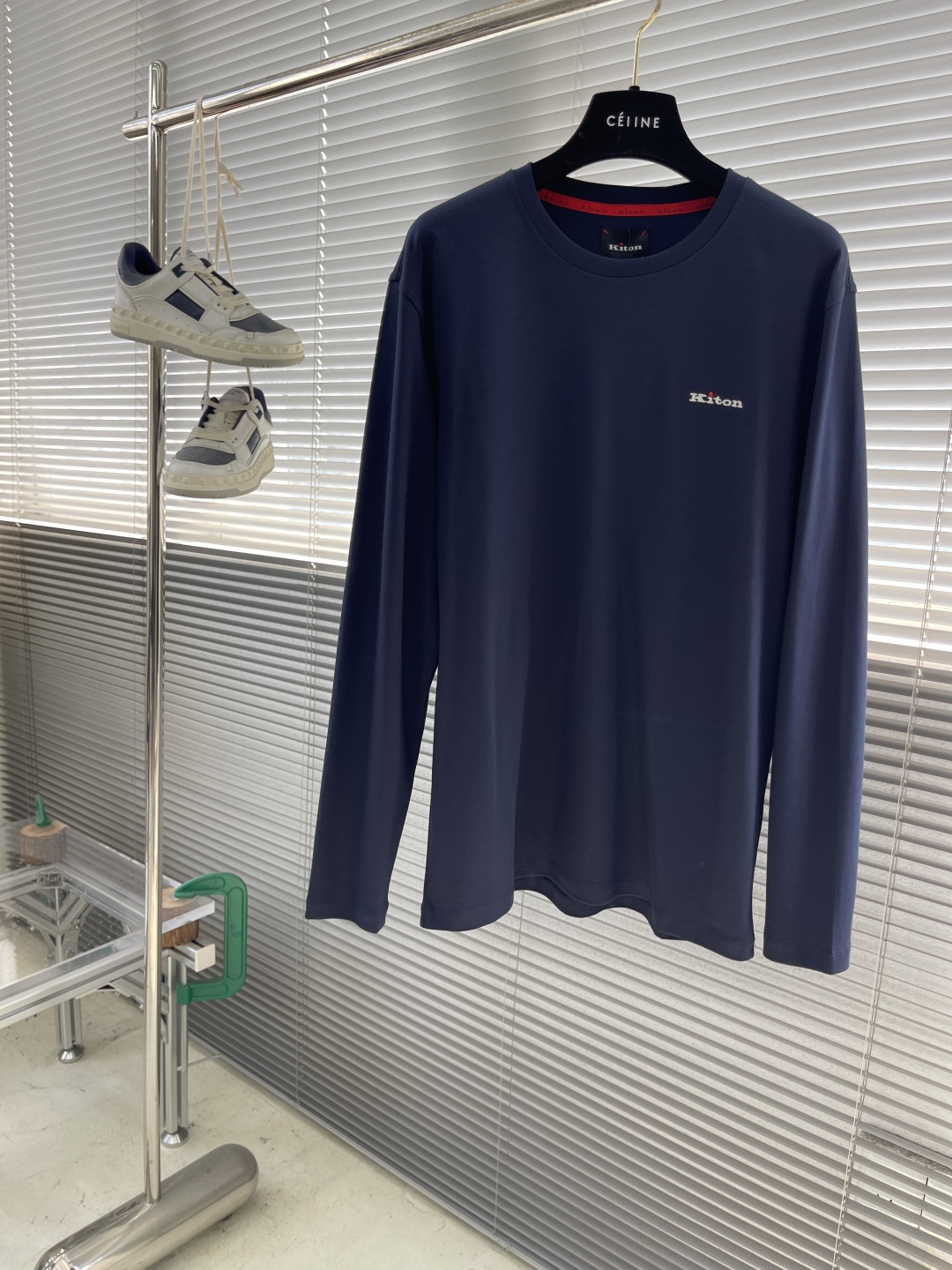 -Kiton 秋季经典品牌字母刺绣logo圆领长袖T恤打底衫，品牌经典logo刺绣设计简洁易于搭配，刺绣