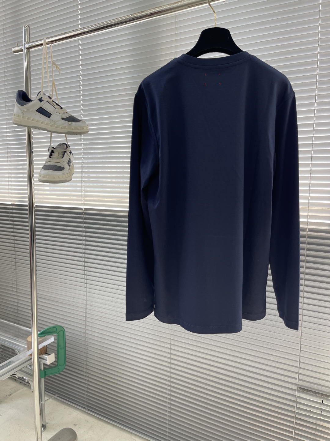 -Kiton 秋季经典品牌字母刺绣logo圆领长袖T恤打底衫，品牌经典logo刺绣设计简洁易于搭配，刺绣