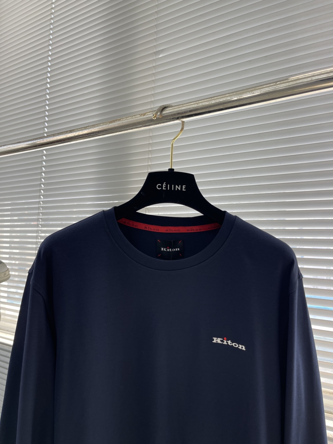 -Kiton 秋季经典品牌字母刺绣logo圆领长袖T恤打底衫，品牌经典logo刺绣设计简洁易于搭配，刺绣