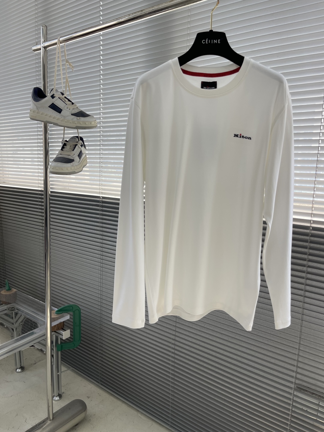 -Kiton 秋季经典品牌字母刺绣logo圆领长袖T恤打底衫，品牌经典logo刺绣设计简洁易于搭配，刺绣
