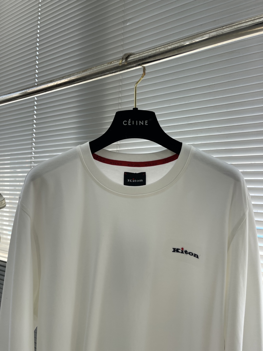 -Kiton 秋季经典品牌字母刺绣logo圆领长袖T恤打底衫，品牌经典logo刺绣设计简洁易于搭配，刺绣