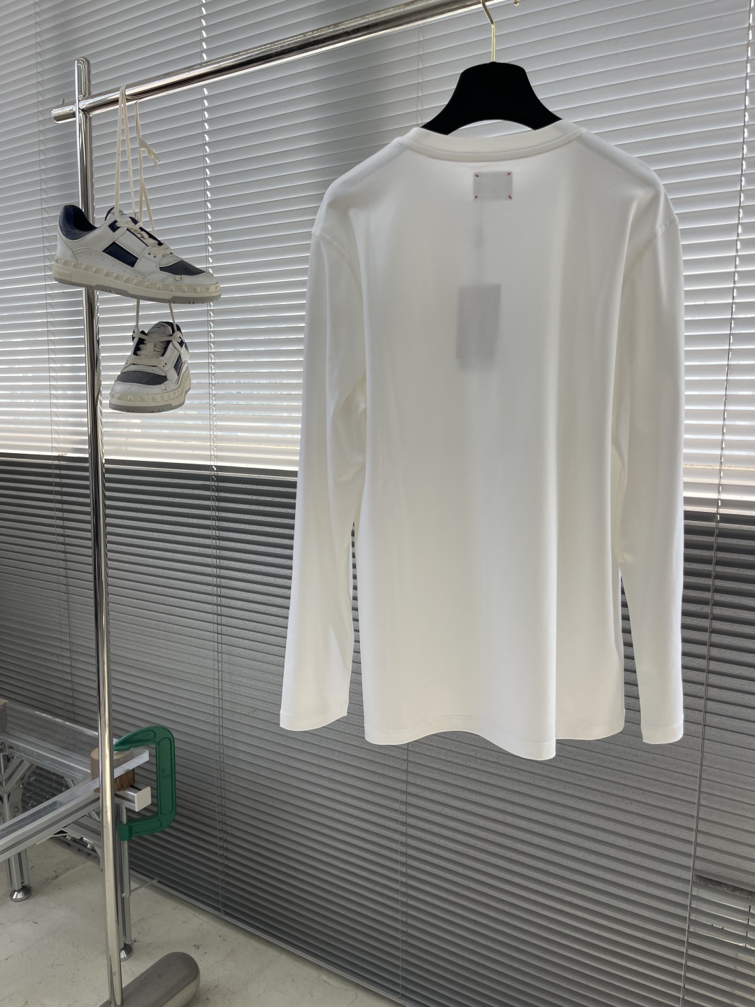 -Kiton 秋季经典品牌字母刺绣logo圆领长袖T恤打底衫，品牌经典logo刺绣设计简洁易于搭配，刺绣
