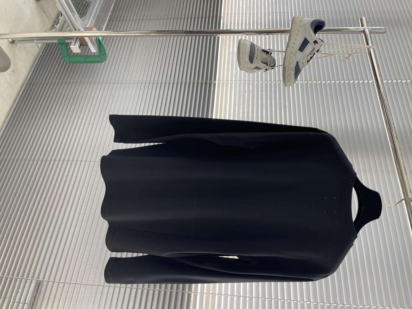 -Kiton 秋季经典品牌字母刺绣logo圆领长袖T恤打底衫，品牌经典logo刺绣设计简洁易于搭配，刺绣
