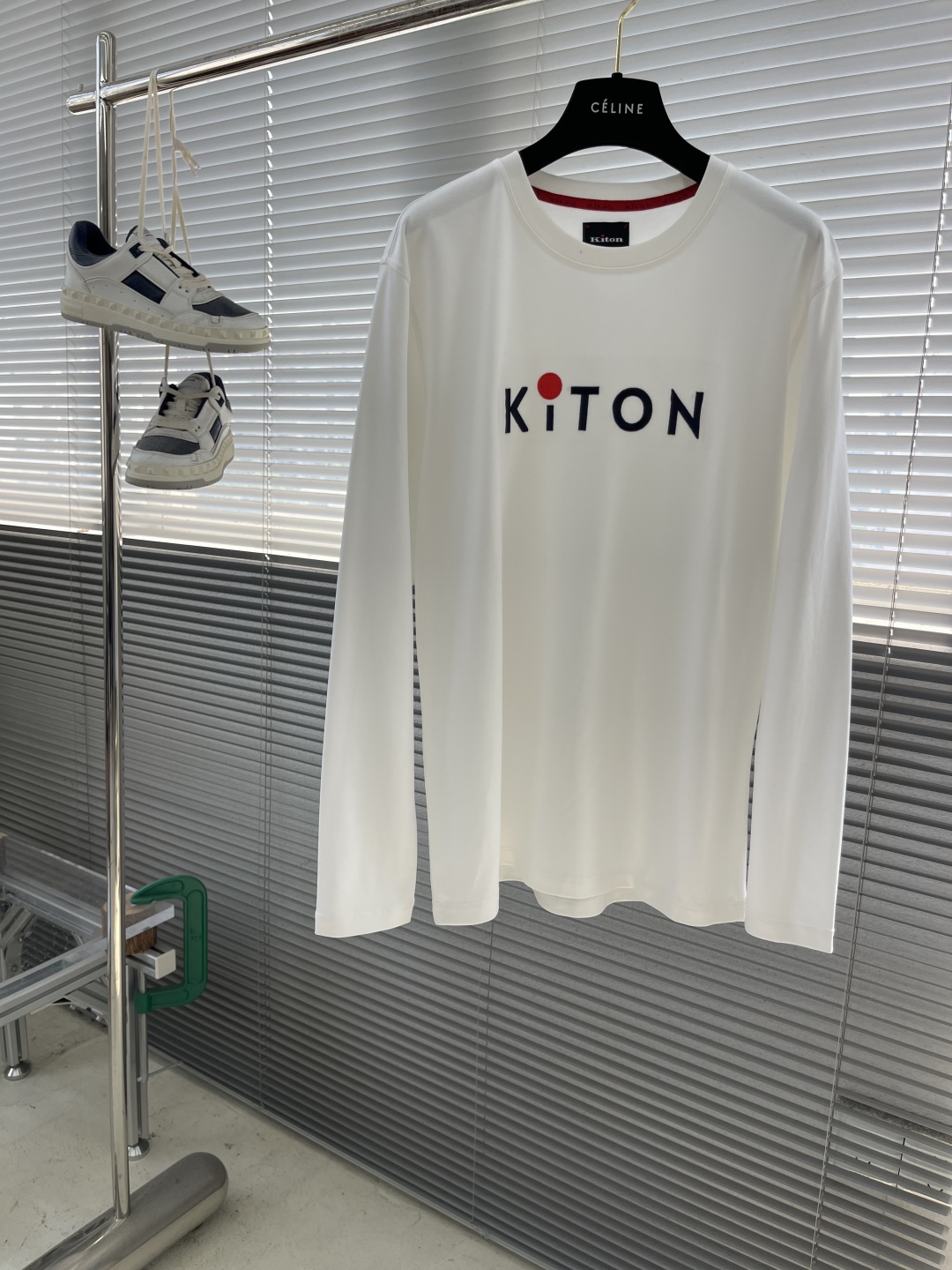 -Kiton 秋季经典品牌字母刺绣logo圆领长袖T恤打底衫，品牌经典logo刺绣设计简洁易于搭配，刺绣