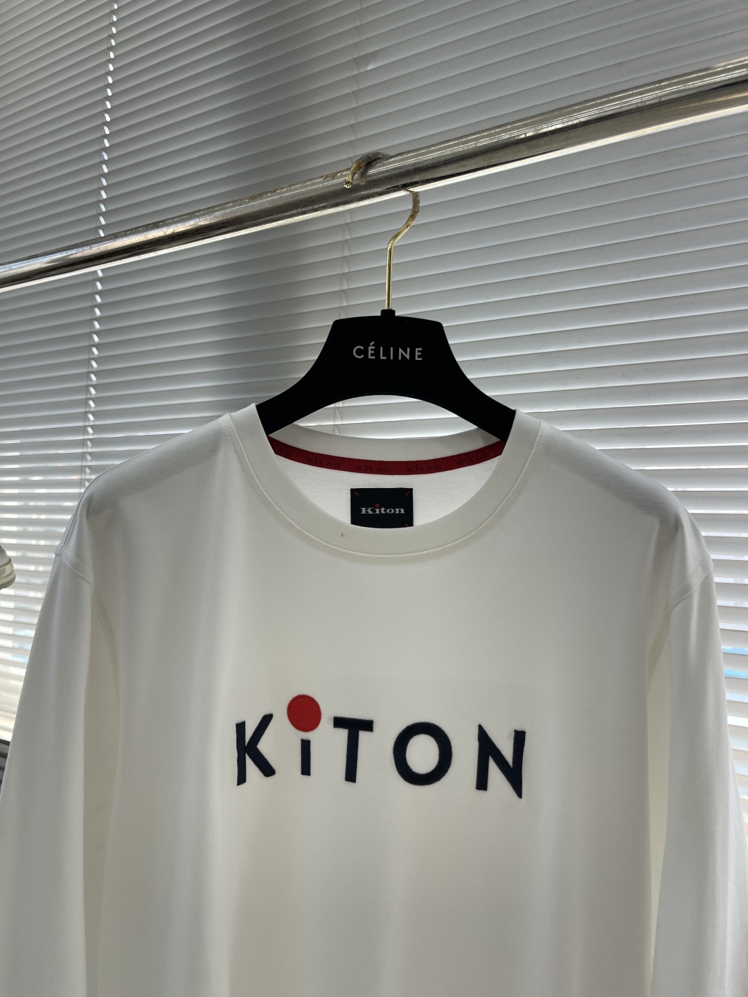 -Kiton 秋季经典品牌字母刺绣logo圆领长袖T恤打底衫，品牌经典logo刺绣设计简洁易于搭配，刺绣