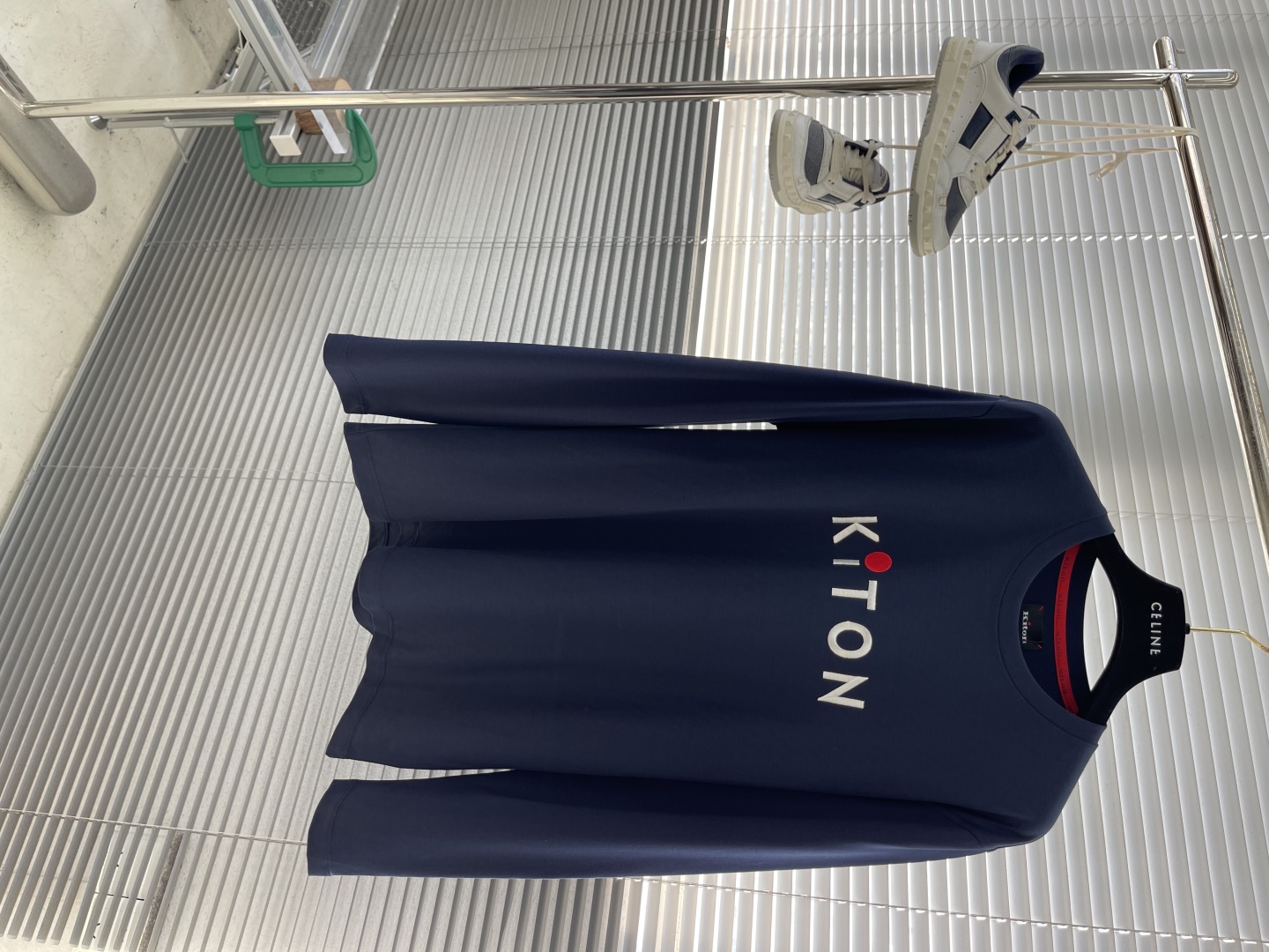 -Kiton 秋季经典品牌字母刺绣logo圆领长袖T恤打底衫，品牌经典logo刺绣设计简洁易于搭配，刺绣