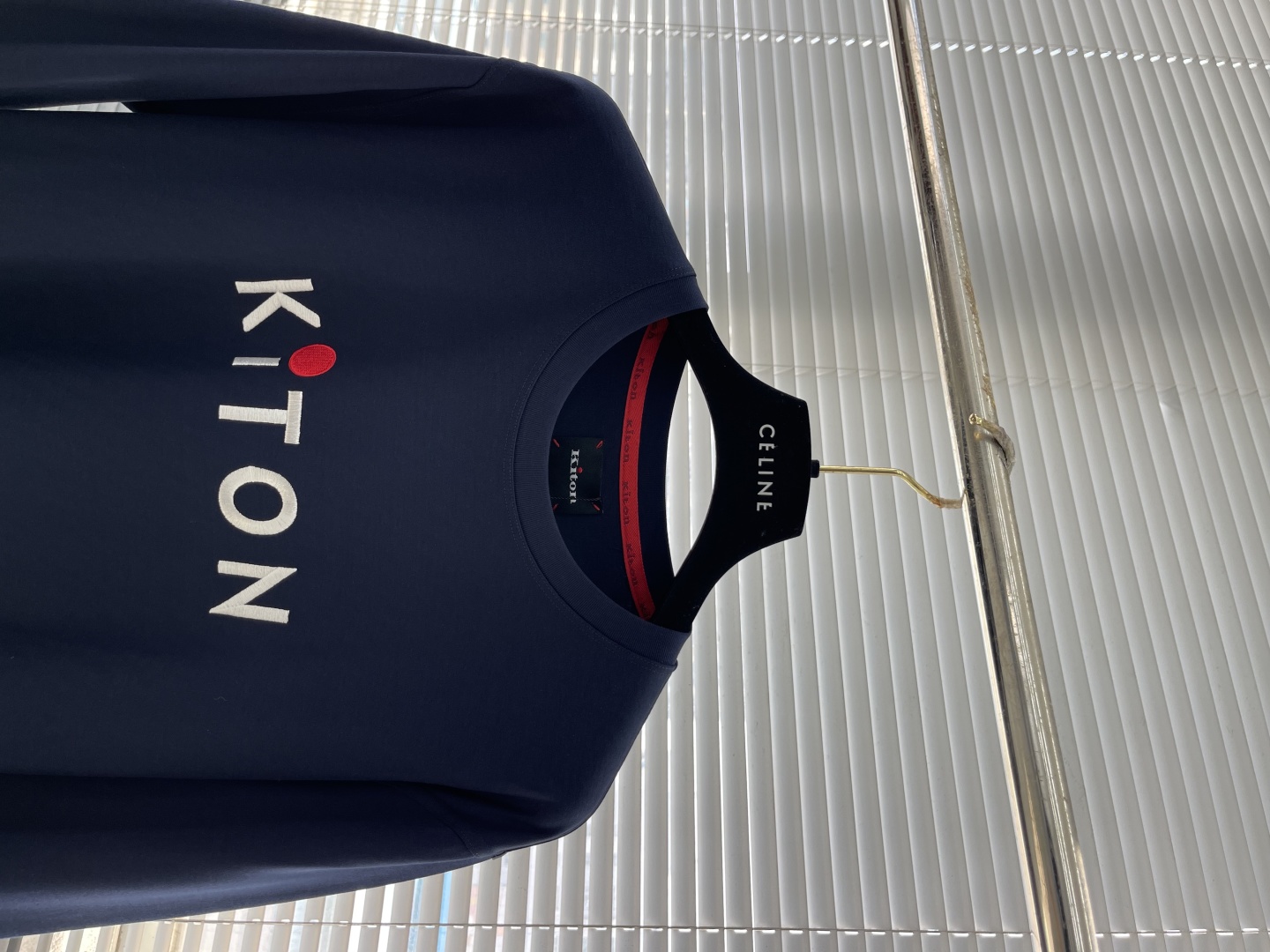 -Kiton 秋季经典品牌字母刺绣logo圆领长袖T恤打底衫，品牌经典logo刺绣设计简洁易于搭配，刺绣