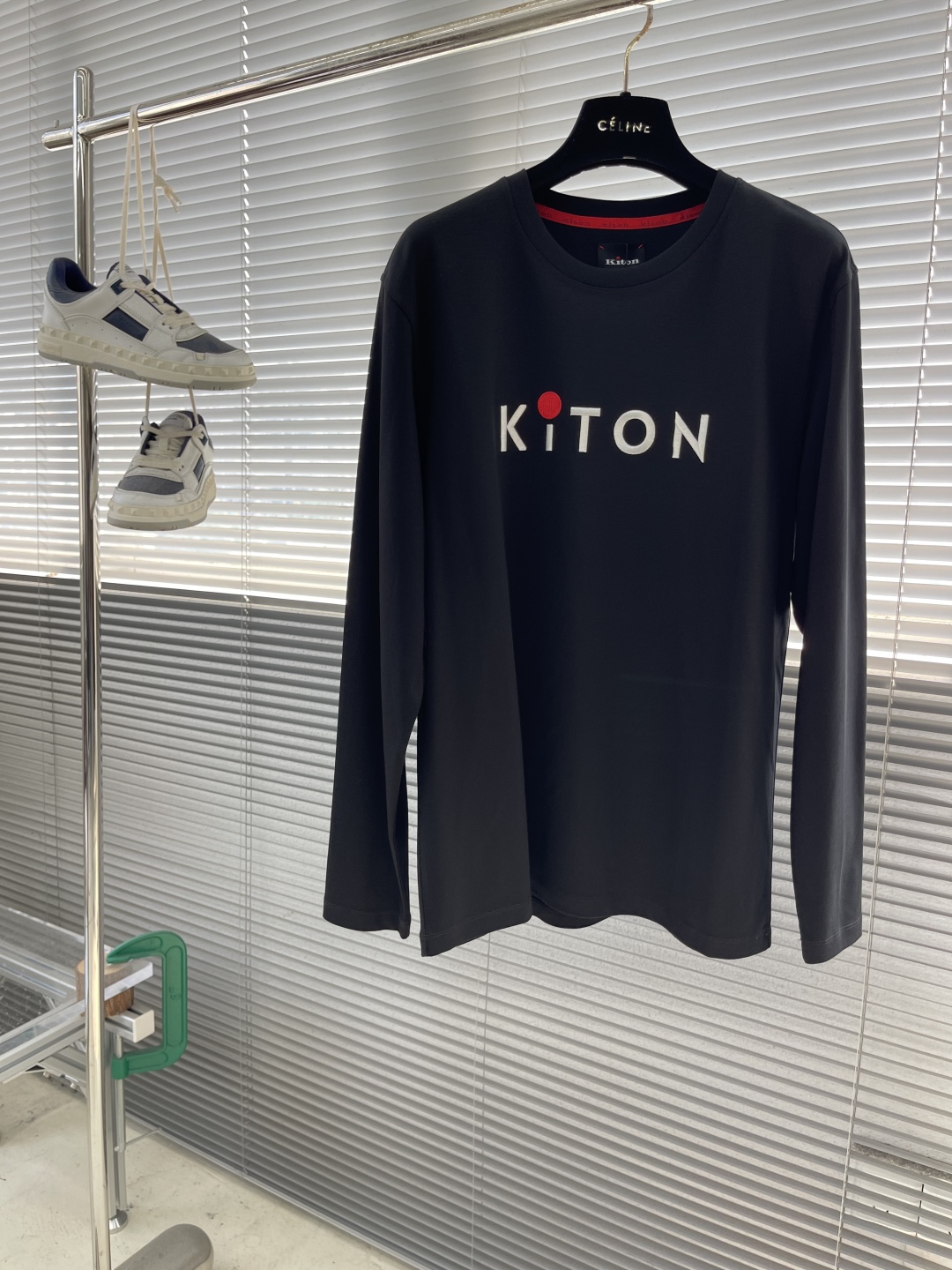-Kiton 秋季经典品牌字母刺绣logo圆领长袖T恤打底衫，品牌经典logo刺绣设计简洁易于搭配，刺绣