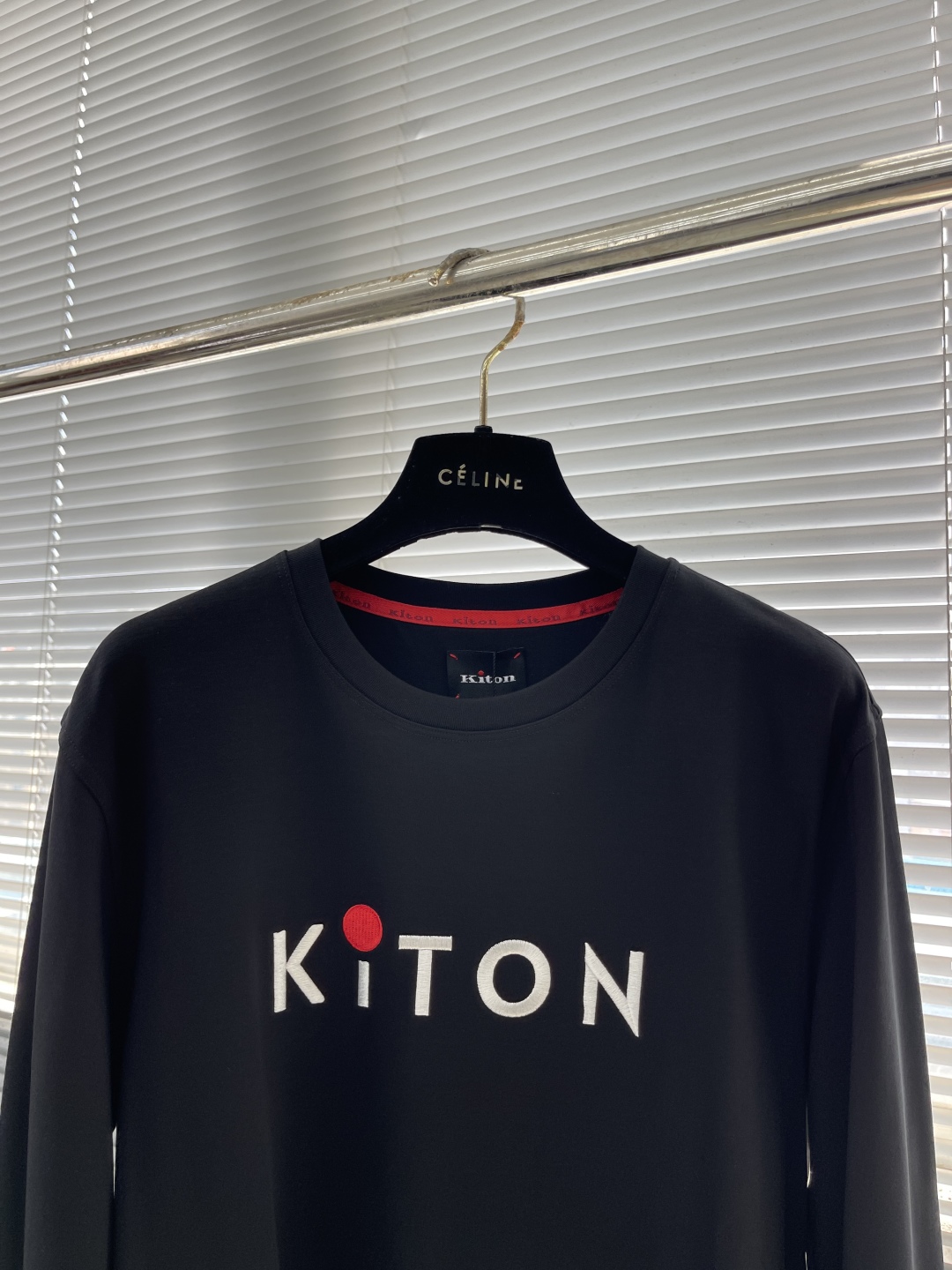 -Kiton 秋季经典品牌字母刺绣logo圆领长袖T恤打底衫，品牌经典logo刺绣设计简洁易于搭配，刺绣