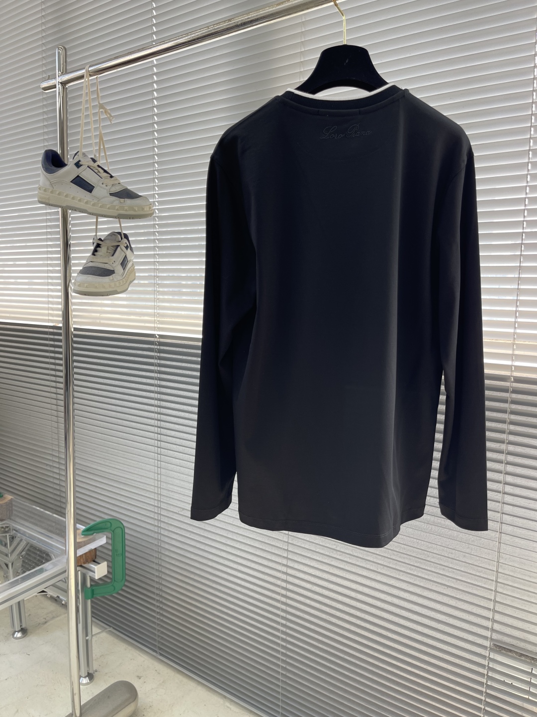 -Kiton 秋季经典品牌字母刺绣logo圆领长袖T恤打底衫，品牌经典logo刺绣设计简洁易于搭配，刺绣