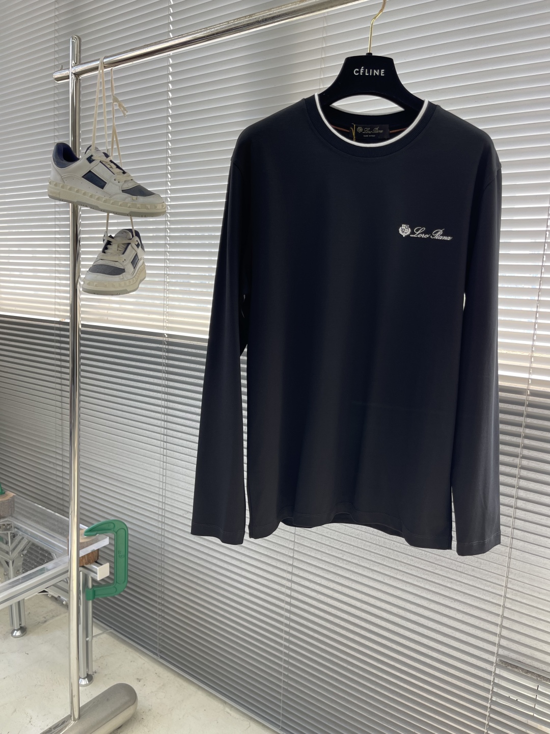 -Kiton 秋季经典品牌字母刺绣logo圆领长袖T恤打底衫，品牌经典logo刺绣设计简洁易于搭配，刺绣