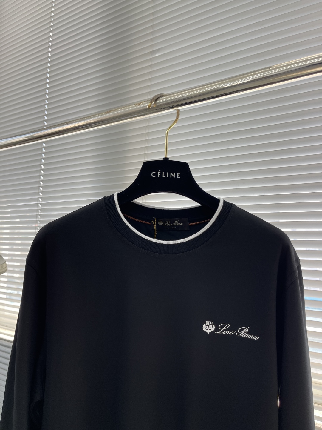-Kiton 秋季经典品牌字母刺绣logo圆领长袖T恤打底衫，品牌经典logo刺绣设计简洁易于搭配，刺绣