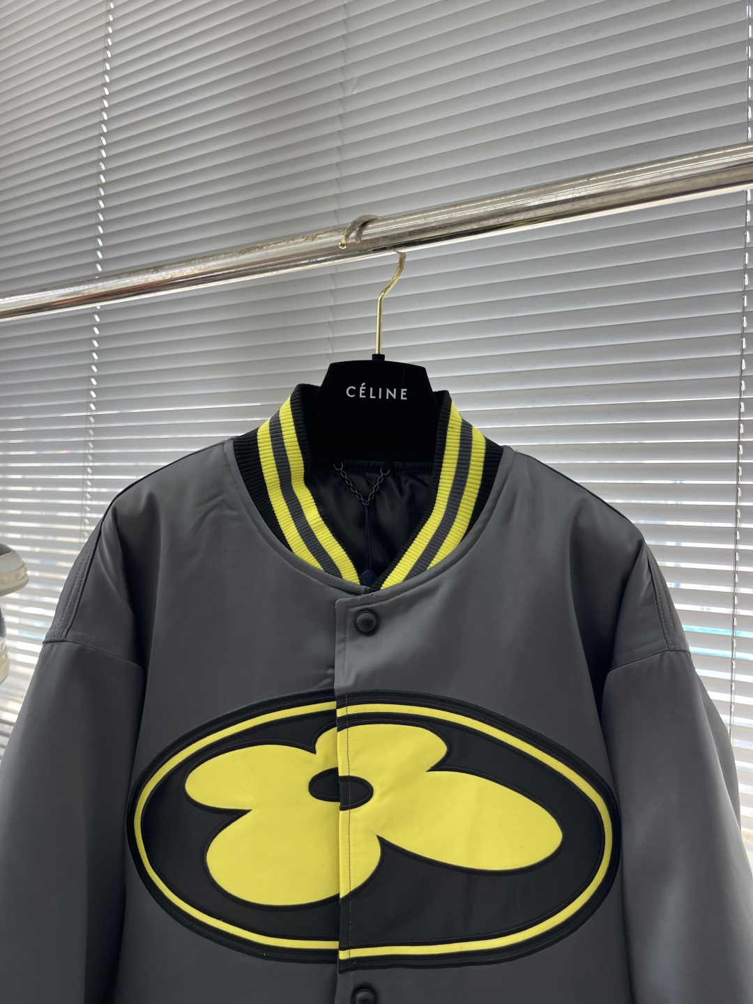 -驴牌 25fw花朵缎面棉服夹克秋冬秀场，将瞩目 1V 花卉贴饰和手写体 Vuitton 标识分饰前后，