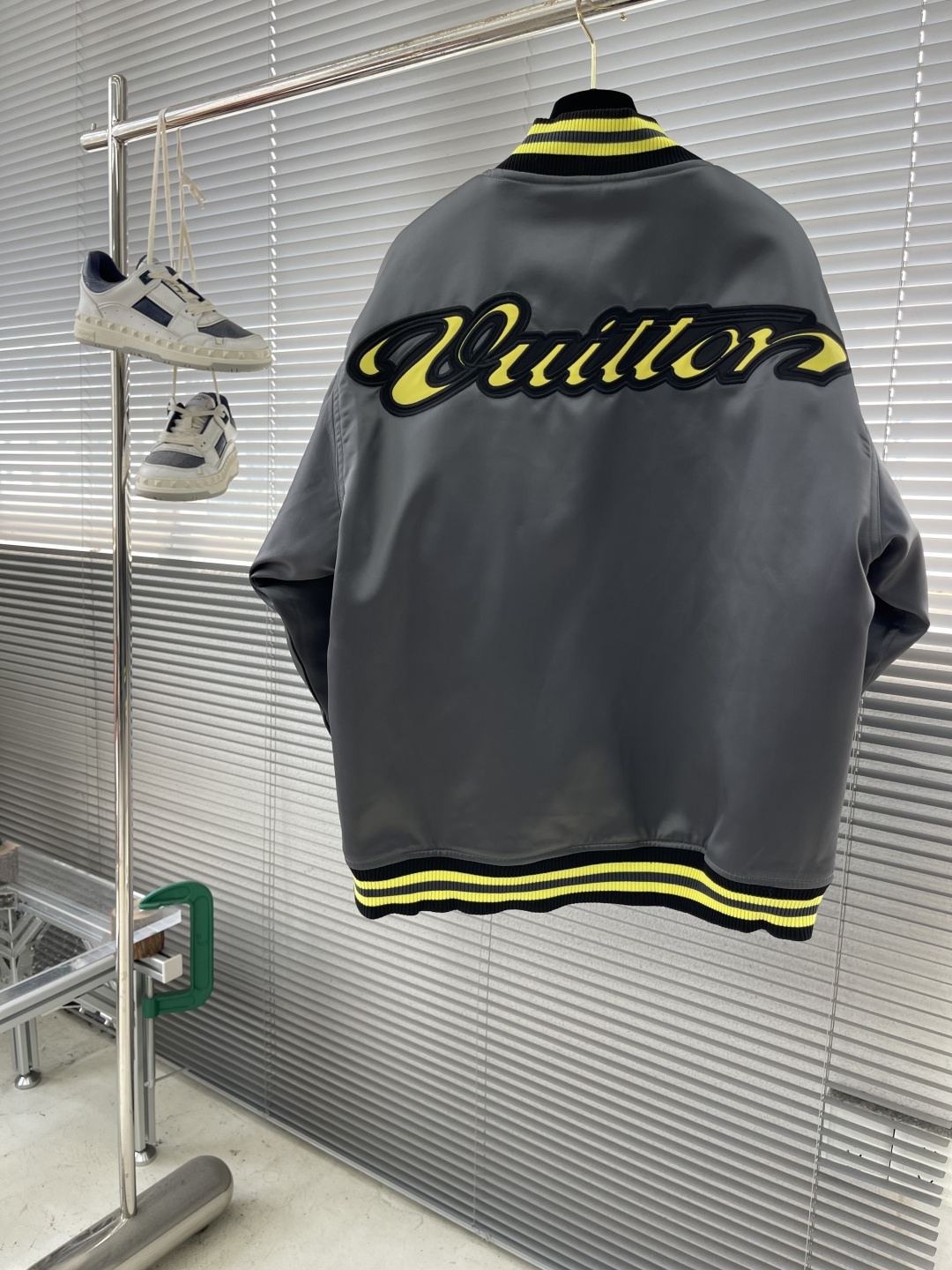 -驴牌 25fw花朵缎面棉服夹克秋冬秀场，将瞩目 1V 花卉贴饰和手写体 Vuitton 标识分饰前后，