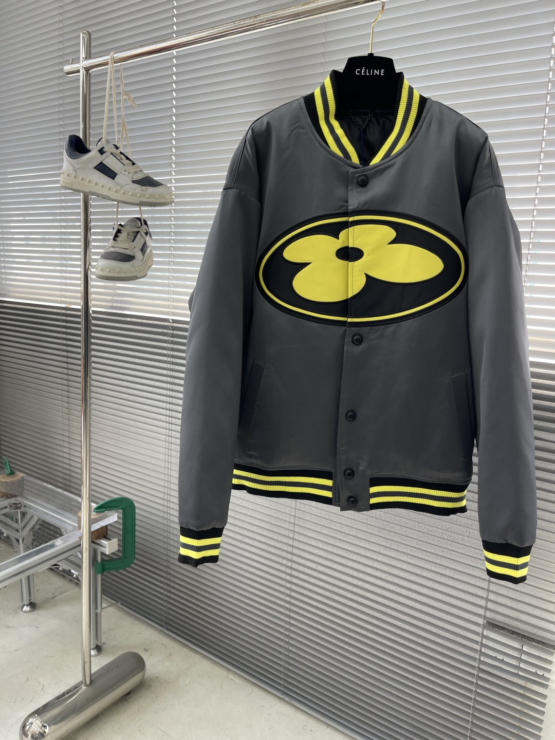 -驴牌 25fw花朵缎面棉服夹克秋冬秀场，将瞩目 1V 花卉贴饰和手写体 Vuitton 标识分饰前后，