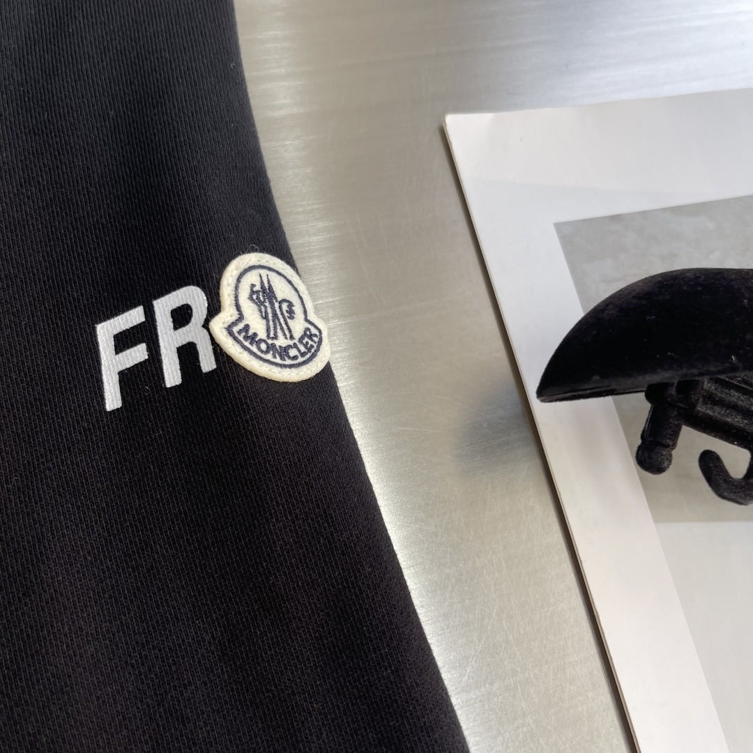 -mon 印花圆领卫衣采用棉为基底编织而成的单面鱼鳞布面料，正面为平滑的针织面，触肤面通过针织机的浮线编