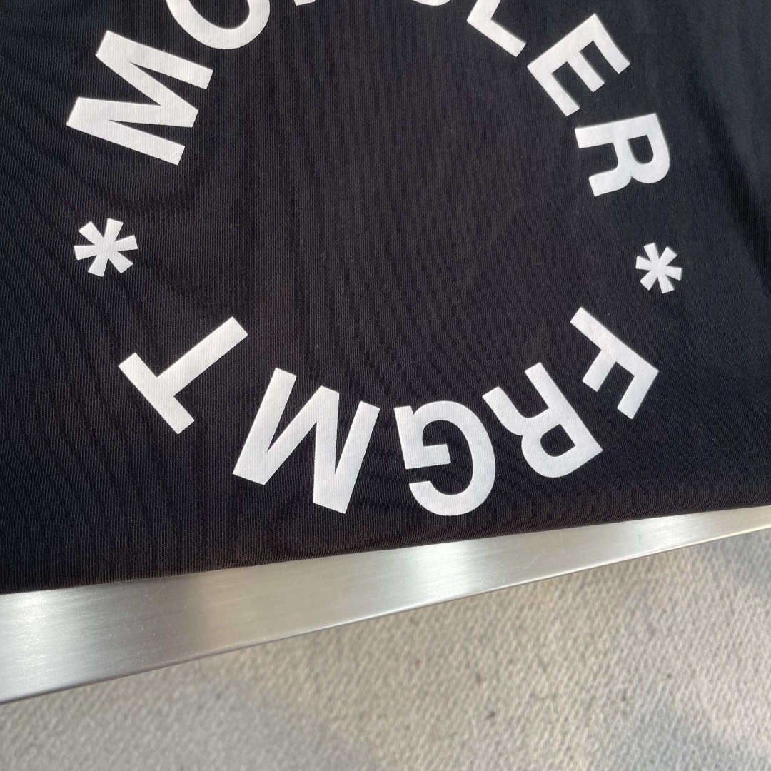 -mon 印花圆领卫衣采用棉为基底编织而成的单面鱼鳞布面料，正面为平滑的针织面，触肤面通过针织机的浮线编