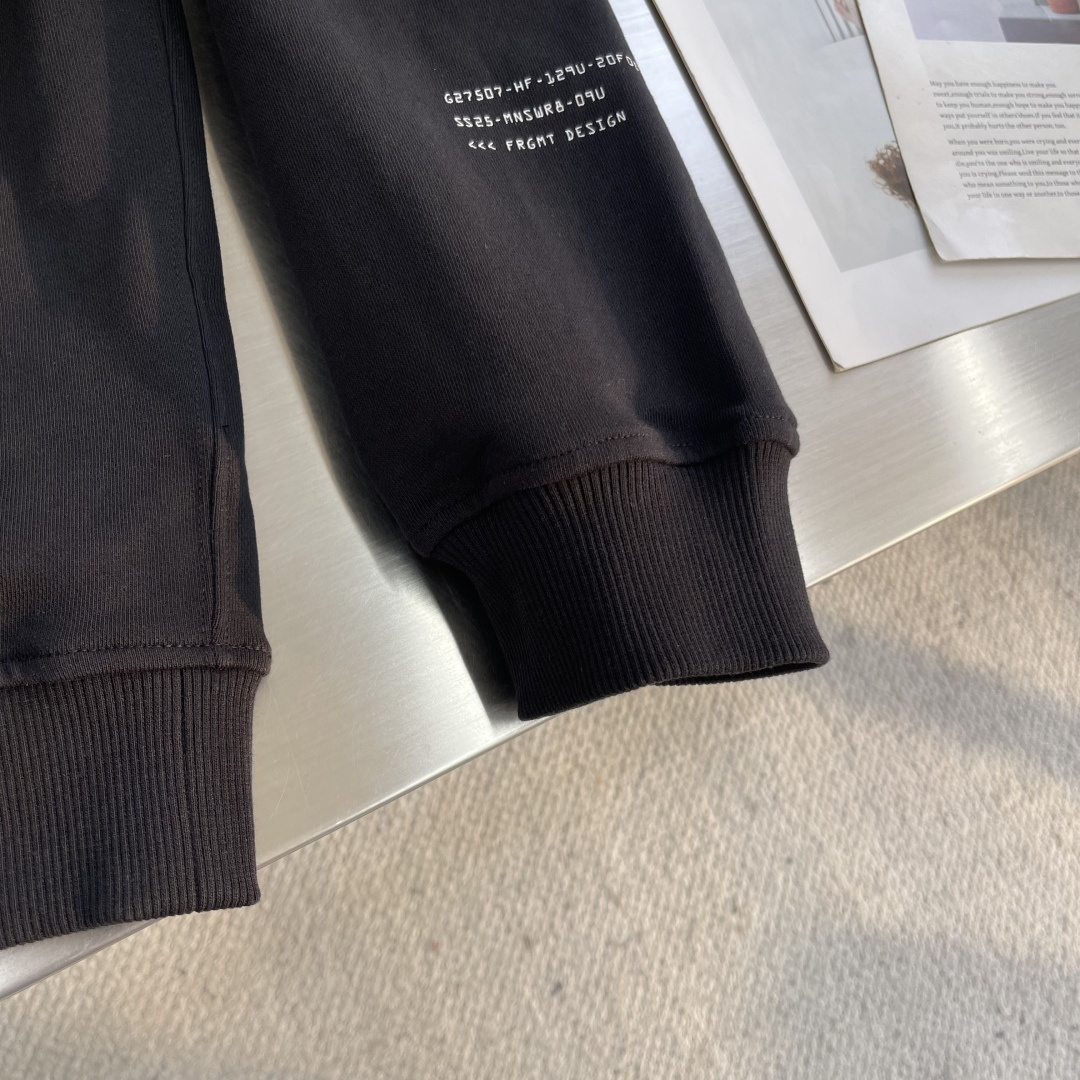 -mon 印花圆领卫衣采用棉为基底编织而成的单面鱼鳞布面料，正面为平滑的针织面，触肤面通过针织机的浮线编