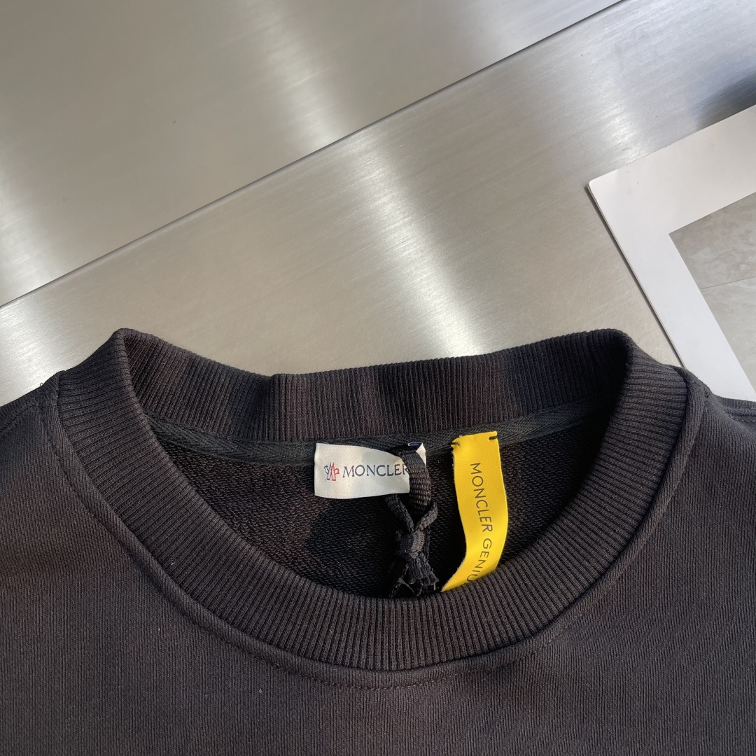 -mon 印花圆领卫衣采用棉为基底编织而成的单面鱼鳞布面料，正面为平滑的针织面，触肤面通过针织机的浮线编