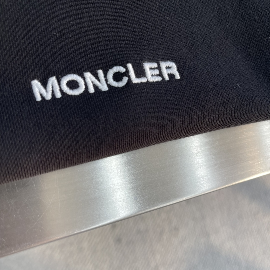 -mon 印花圆领卫衣采用棉为基底编织而成的单面鱼鳞布面料，正面为平滑的针织面，触肤面通过针织机的浮线编