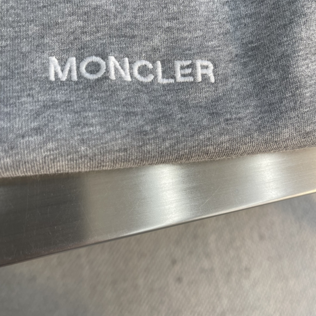 -mon 印花圆领卫衣采用棉为基底编织而成的单面鱼鳞布面料，正面为平滑的针织面，触肤面通过针织机的浮线编