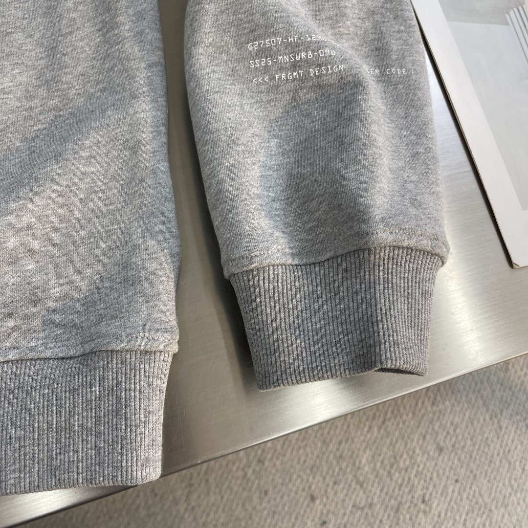 -mon 印花圆领卫衣采用棉为基底编织而成的单面鱼鳞布面料，正面为平滑的针织面，触肤面通过针织机的浮线编