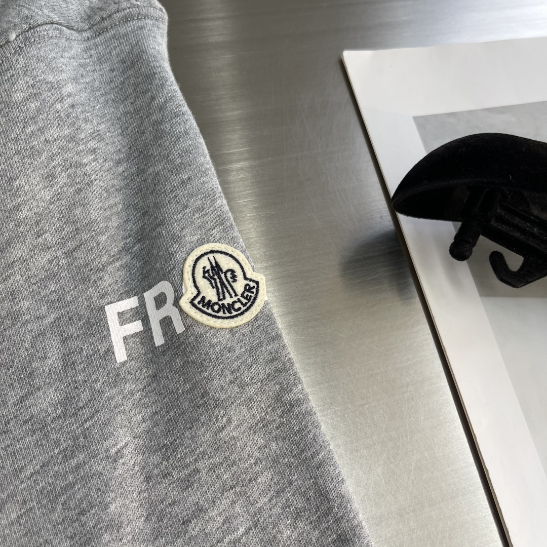 -mon 印花圆领卫衣采用棉为基底编织而成的单面鱼鳞布面料，正面为平滑的针织面，触肤面通过针织机的浮线编