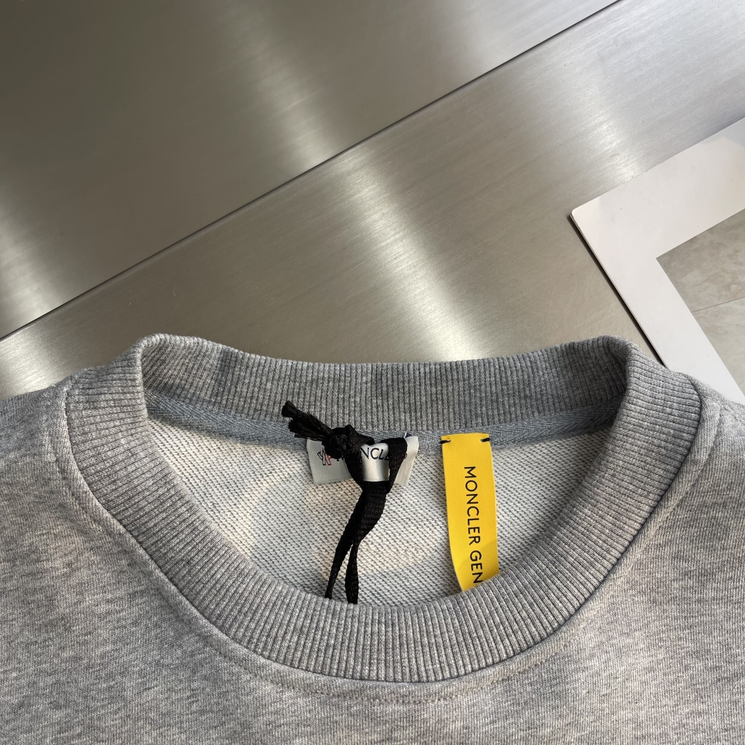 -mon 印花圆领卫衣采用棉为基底编织而成的单面鱼鳞布面料，正面为平滑的针织面，触肤面通过针织机的浮线编