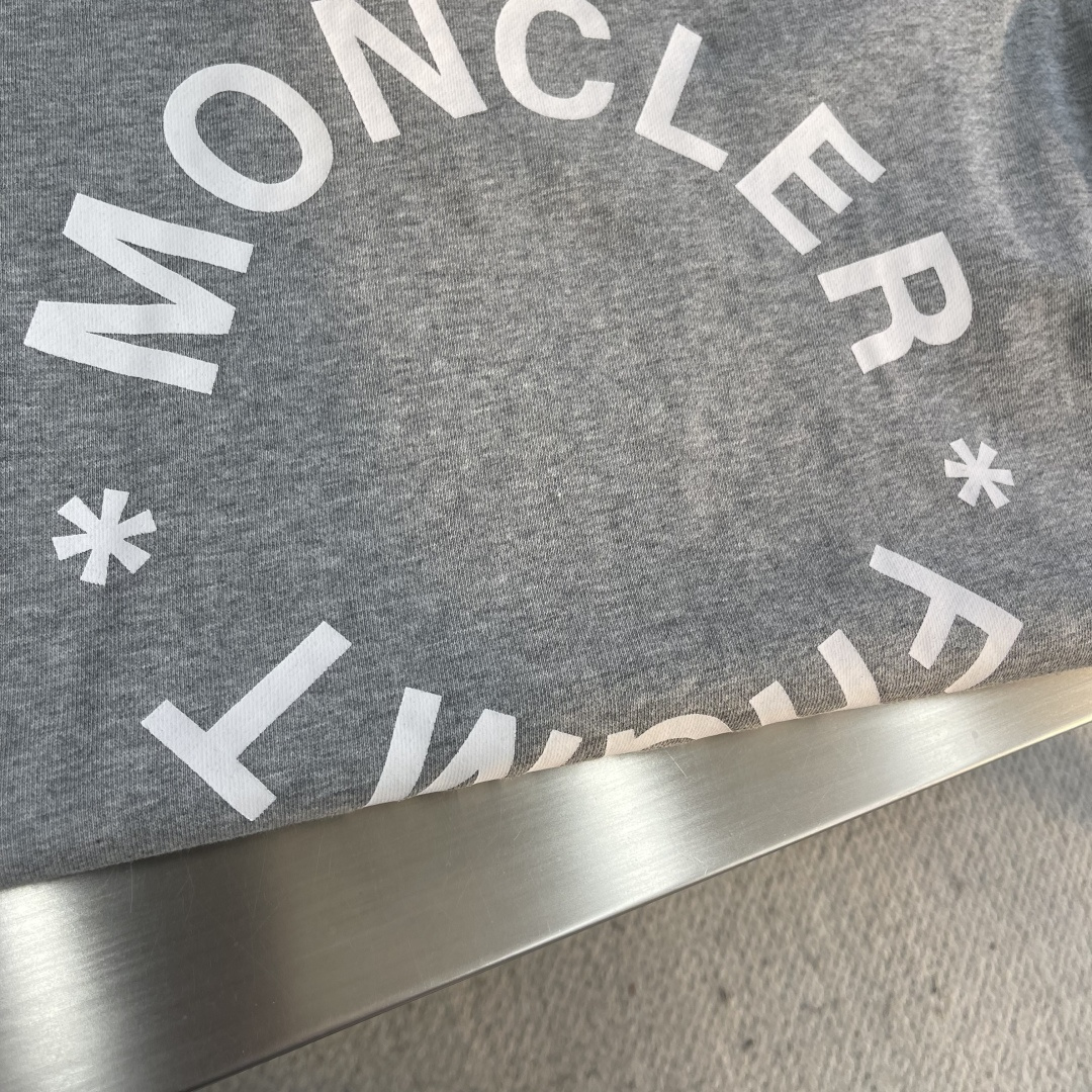 -mon 印花圆领卫衣采用棉为基底编织而成的单面鱼鳞布面料，正面为平滑的针织面，触肤面通过针织机的浮线编