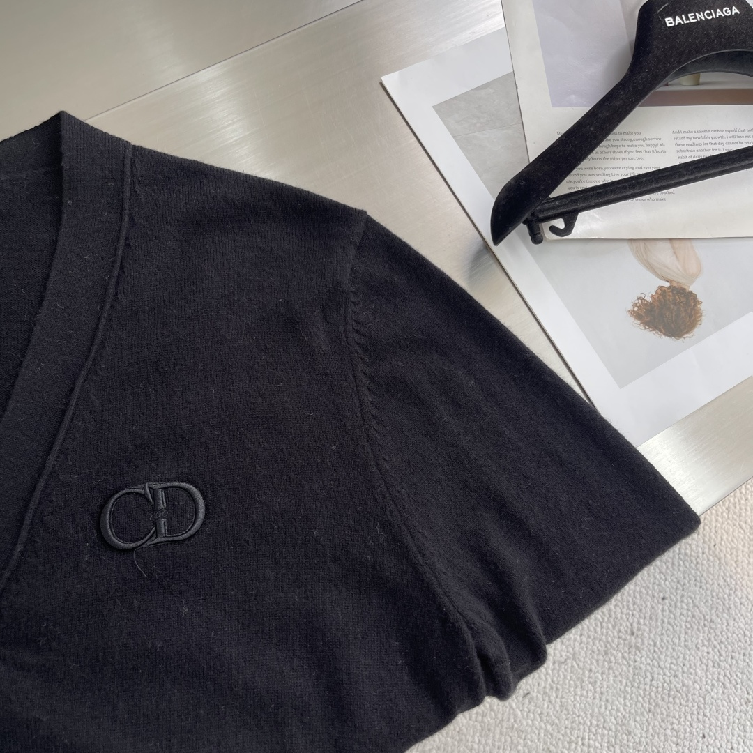 -Dio 2025秋冬系列毛衣开衫尺码: S-XXL 微阔版型工艺：亲肤柔软 保暖性好 经典百搭 上身时