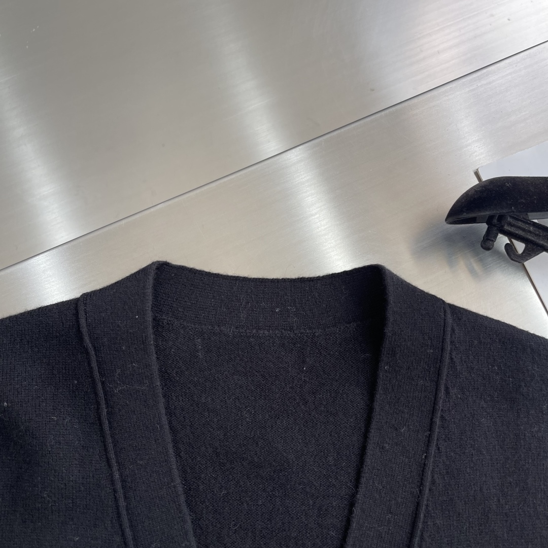 -Dio 2025秋冬系列毛衣开衫尺码: S-XXL 微阔版型工艺：亲肤柔软 保暖性好 经典百搭 上身时