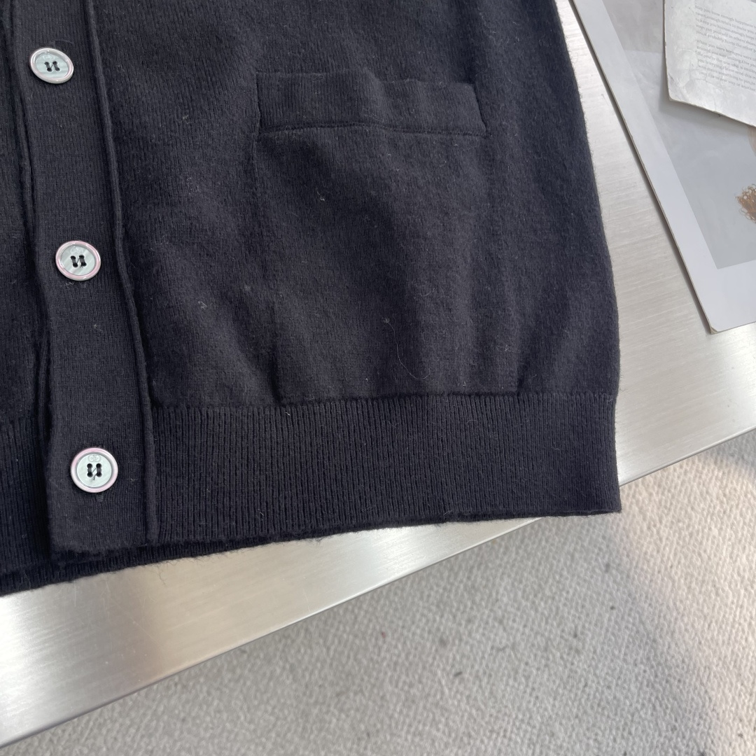 -Dio 2025秋冬系列毛衣开衫尺码: S-XXL 微阔版型工艺：亲肤柔软 保暖性好 经典百搭 上身时