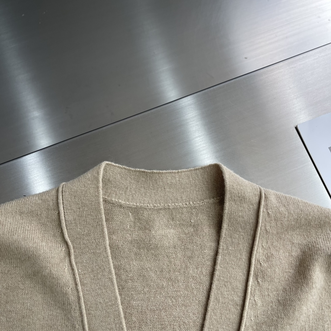 -Dio 2025秋冬系列毛衣开衫尺码: S-XXL 微阔版型工艺：亲肤柔软 保暖性好 经典百搭 上身时