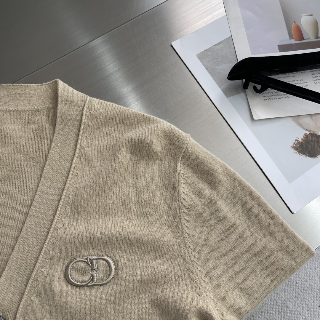 -Dio 2025秋冬系列毛衣开衫尺码: S-XXL 微阔版型工艺：亲肤柔软 保暖性好 经典百搭 上身时