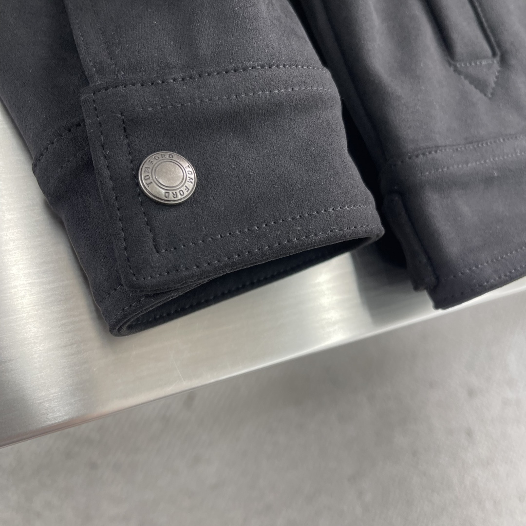 -Tom Ford 25fw男士新款口袋麂皮绒夹克外套，采用麂皮绒皮革精心制作，经典版型，凸显新意同时也