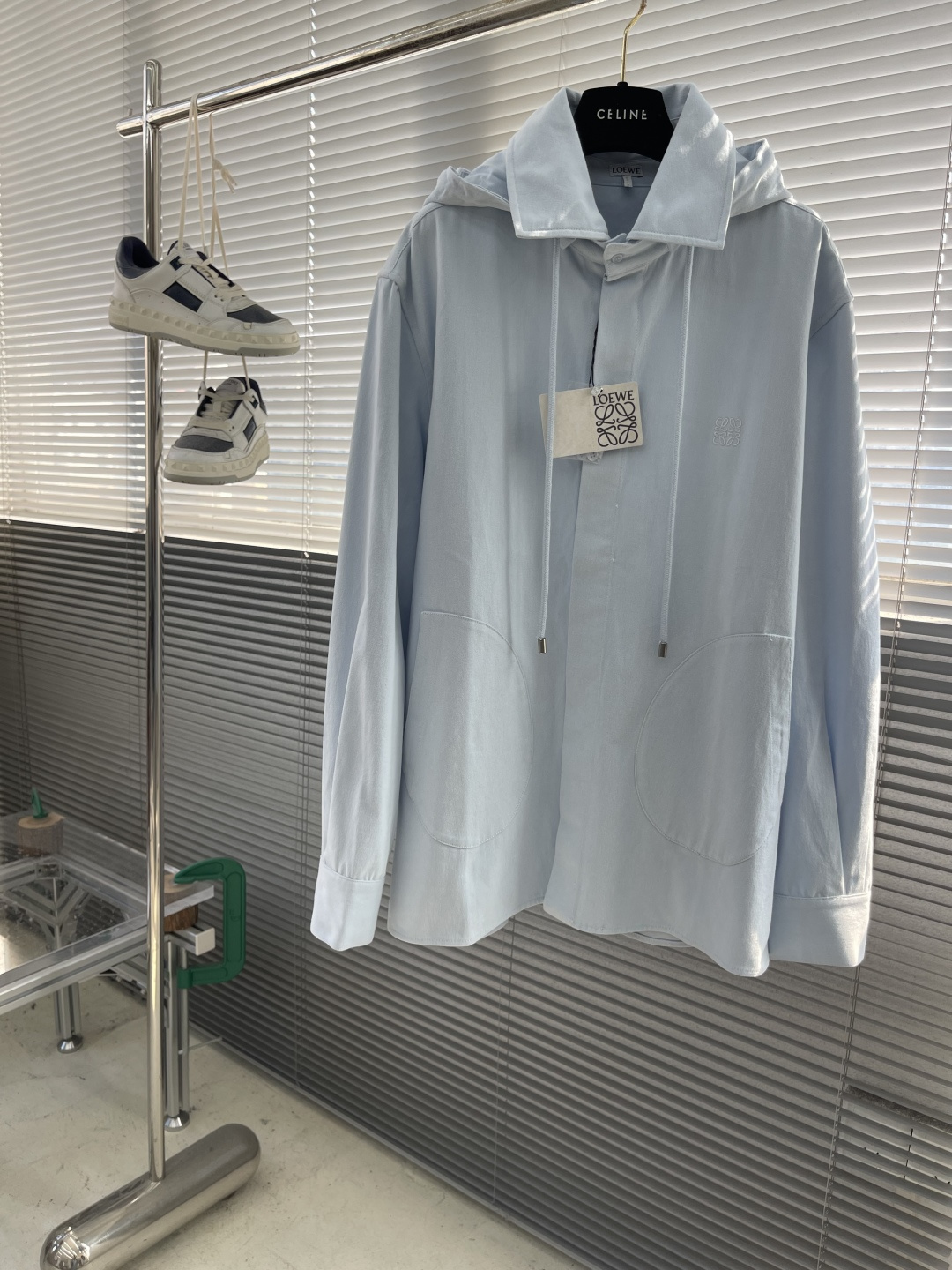 NO:938213,-LOEW Cotton Hooded Jacket Shirt Made of 100% cotton fiber, 280-400TC high-count twill cotton (warp count, weft count 80) changes the softness of traditional cotton fabrics, making it crisp and stylish. The micro-fleece air layer structure of the bottom layer (gram weight 220m) forms a natural thermal barrier. After biological enzyme washing-roller friction-airflow soft finishing, it produces a micro-velvet feel and a soft touch. At the same time, the shrinkage rate is infinitely close to zero.  High-precision Anagram embroidery is formed on the chest through the advanced computer control system of imported embroidery machines and precision mechanical components. Size: 46485052 Size Clothing length, bust, shoulder width 4674116 50 4875120 51 5076124 52 5277128 53,,loewe,jackets & coats,shirts,hats,19860909-LOEW 棉质连帽外套衬衫 百分百棉纤维打造而成的280-400TC高支斜纹棉（经纱支,纬纱80支）,改变传统棉面料的软塌,使其挺括有型.底层微起绒空气层结构（克重220m）,形成天然保暖屏障. 通过生物酶洗-滚筒摩擦-气流柔软整理之后产生微绒感,触感柔顺.同时缩水率无限接近于零. 胸口处通过进口绣花机先进的计算机控制系统和精密的机械部件形成高精度的Anagram刺绣. 码数:46485052 尺码衣长胸围肩宽 4674116 50  4875120 51 5076124 52  5277128 53,,loewe,jackets & coats,shirts,hats,,Men's clothing