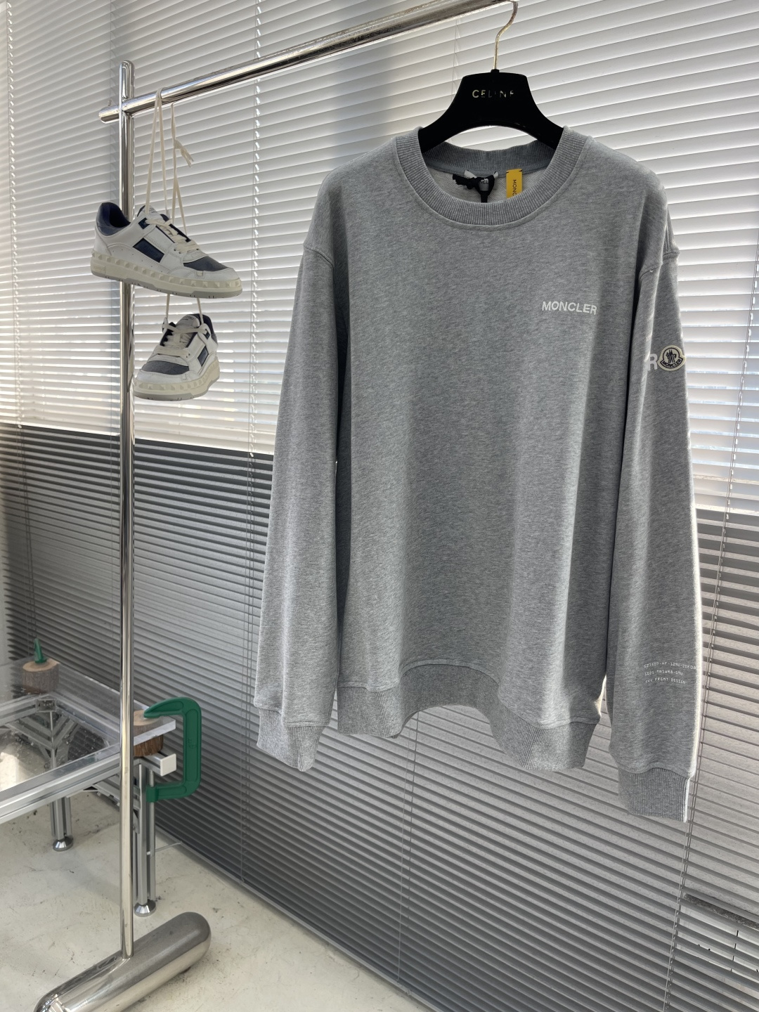 -mon 印花圆领卫衣采用棉为基底编织而成的单面鱼鳞布面料，正面为平滑的针织面，触肤面通过针织机的浮线编