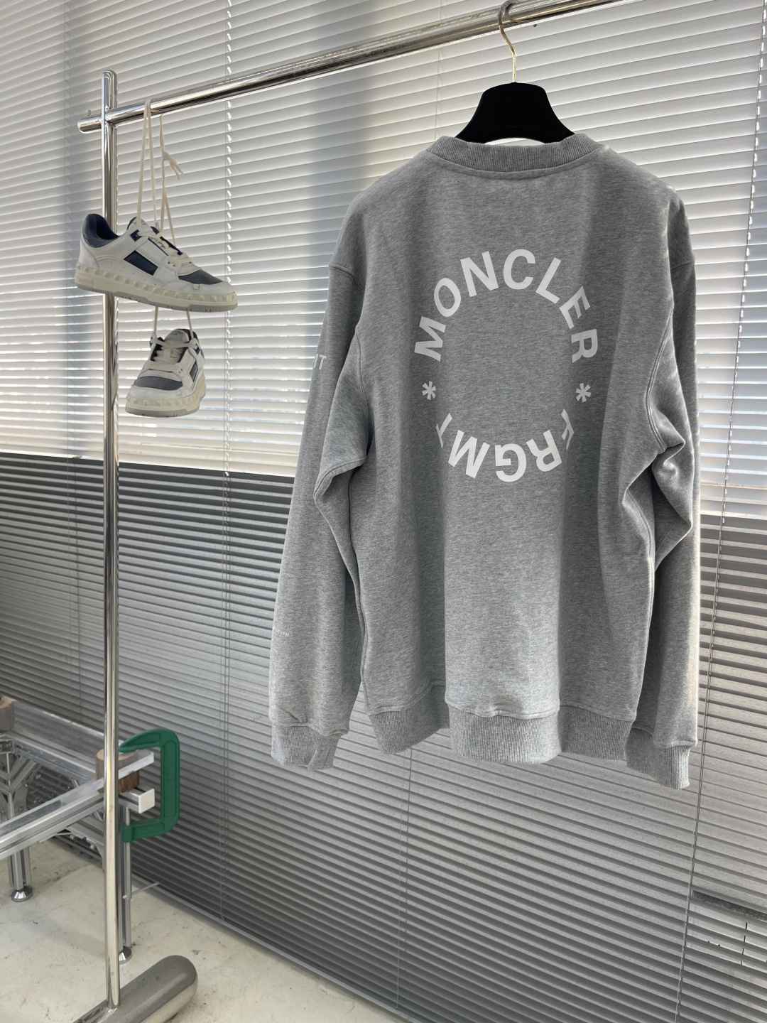 -mon 印花圆领卫衣采用棉为基底编织而成的单面鱼鳞布面料，正面为平滑的针织面，触肤面通过针织机的浮线编