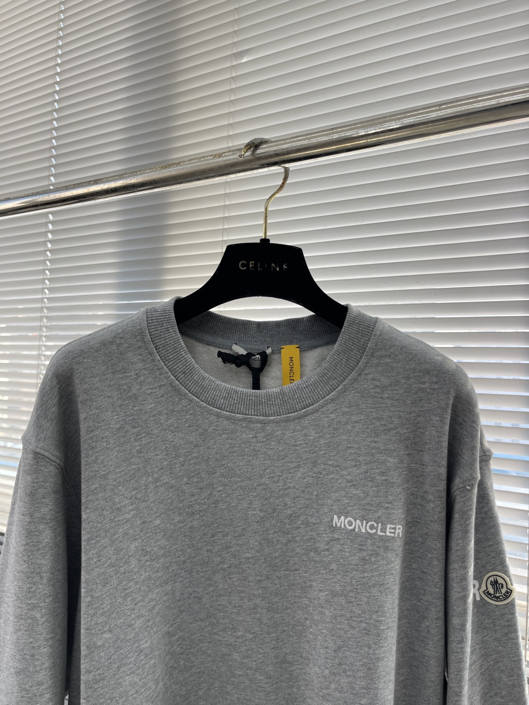 -mon 印花圆领卫衣采用棉为基底编织而成的单面鱼鳞布面料，正面为平滑的针织面，触肤面通过针织机的浮线编