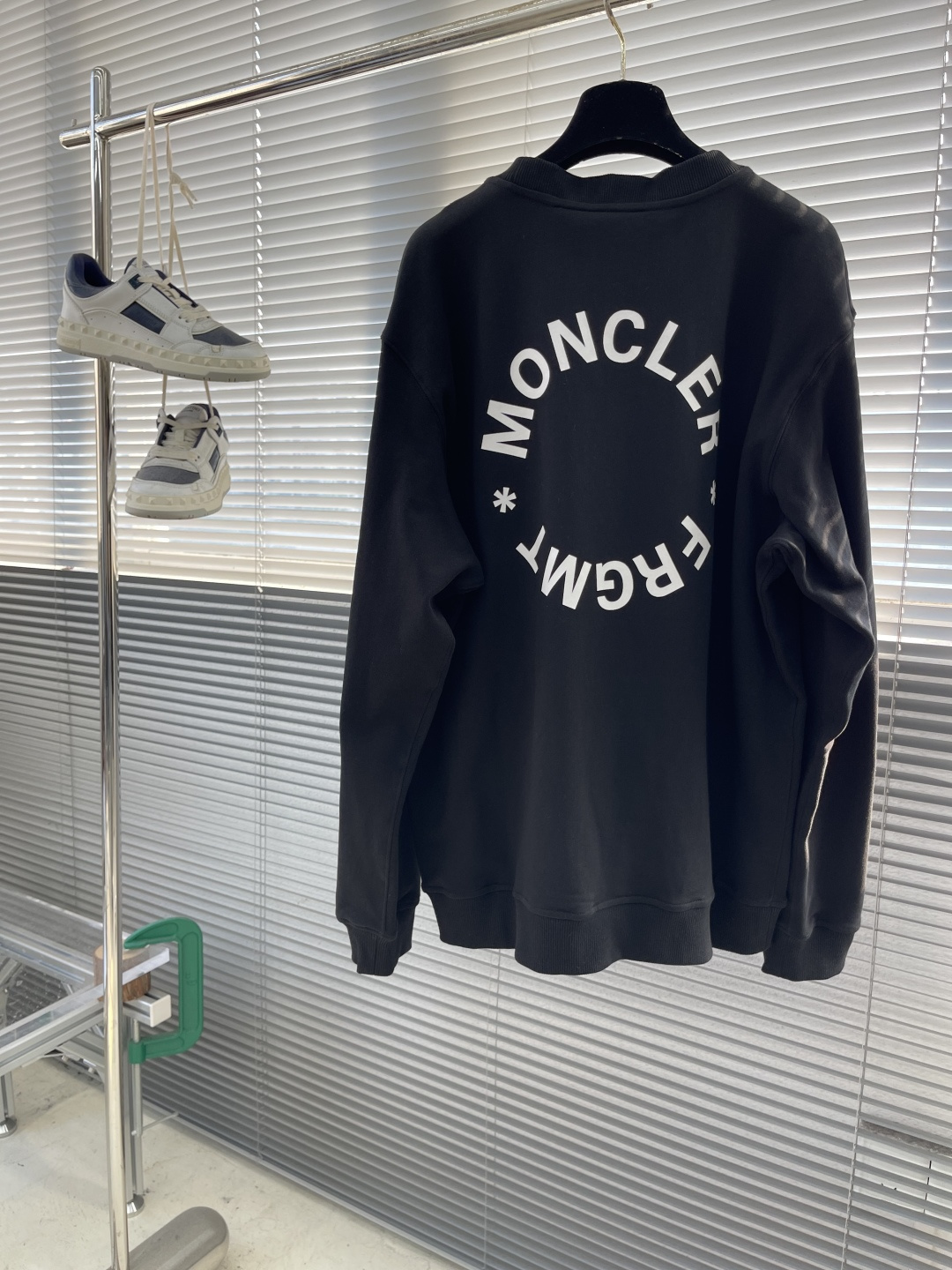 -mon 印花圆领卫衣采用棉为基底编织而成的单面鱼鳞布面料，正面为平滑的针织面，触肤面通过针织机的浮线编