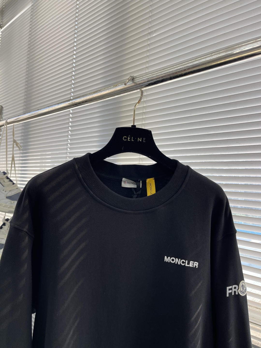 -mon 印花圆领卫衣采用棉为基底编织而成的单面鱼鳞布面料，正面为平滑的针织面，触肤面通过针织机的浮线编